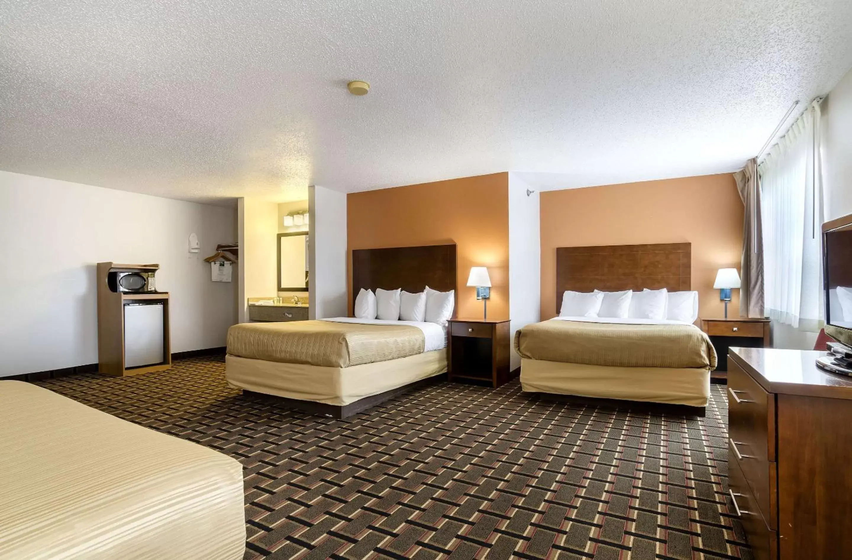 Photo of the whole room, Bed in Quality Inn Osceola