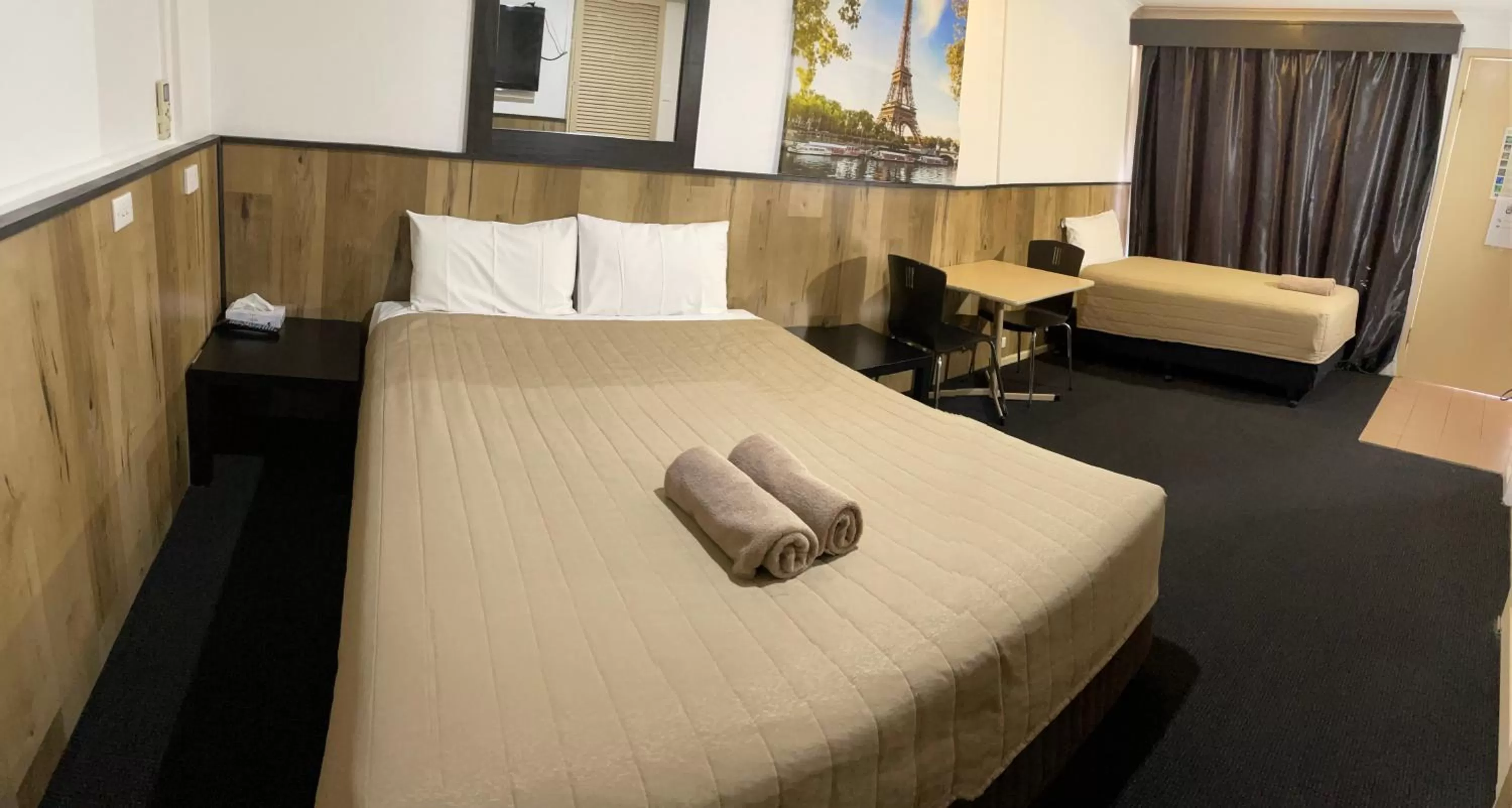 Bed in Countryman Motor Inn Cowra