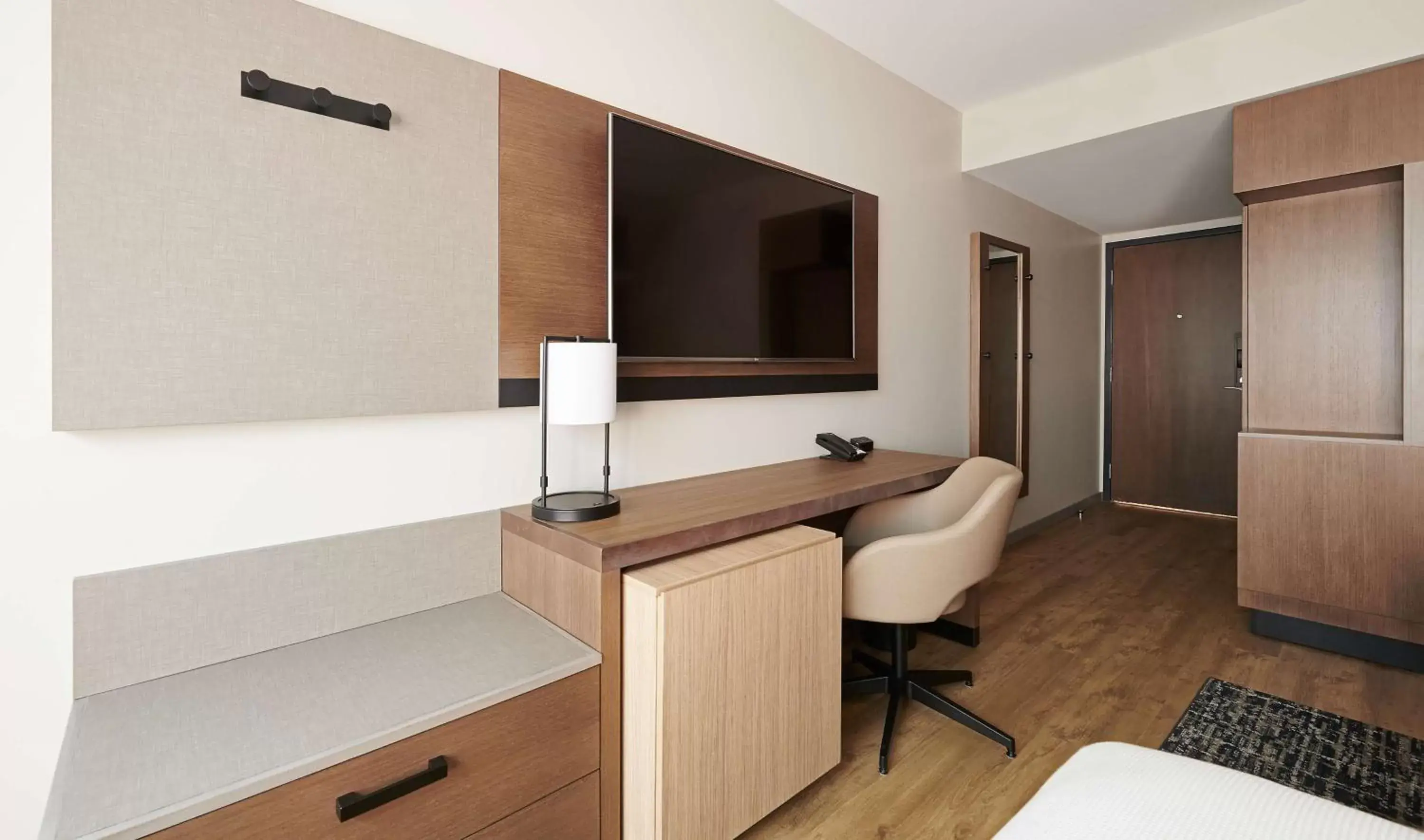 Bedroom, TV/Entertainment Center in Hyatt Place Toronto-Brampton