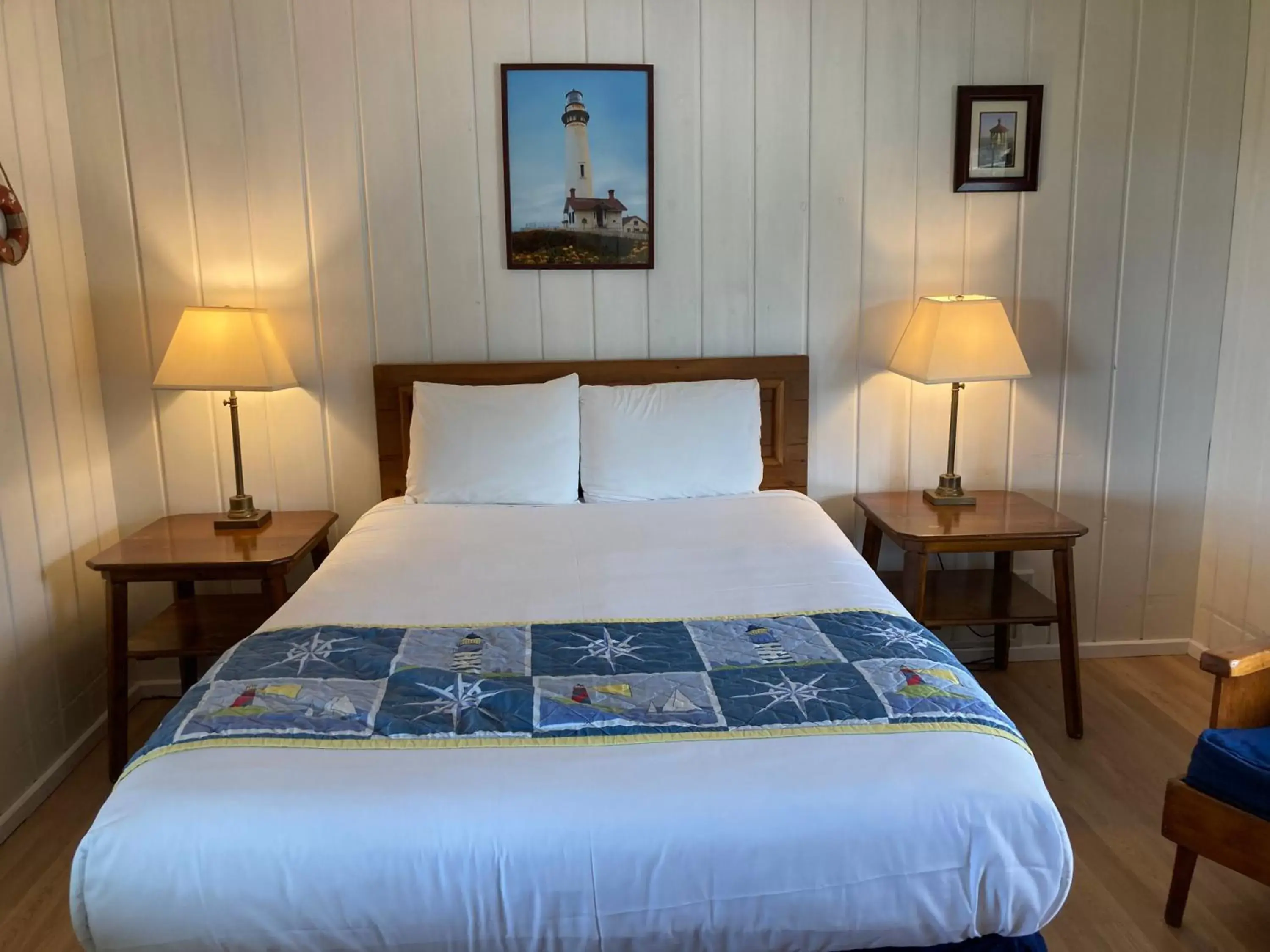 King Room with Mountain View in Tillicum Beach Motel - Formerly Deane's Oceanfront Lodge