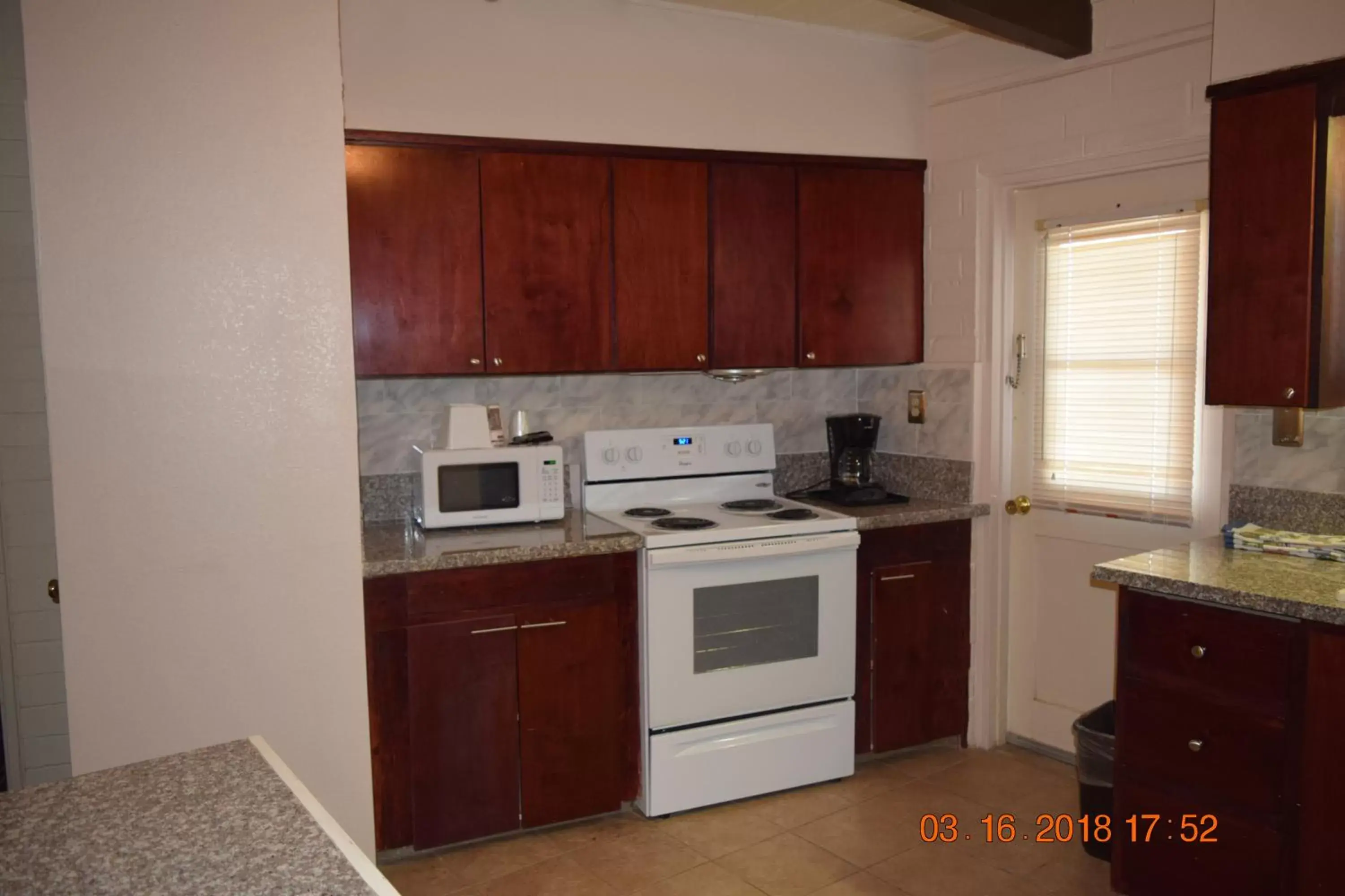 Kitchen/Kitchenette in Stanlunds Inn and Suites