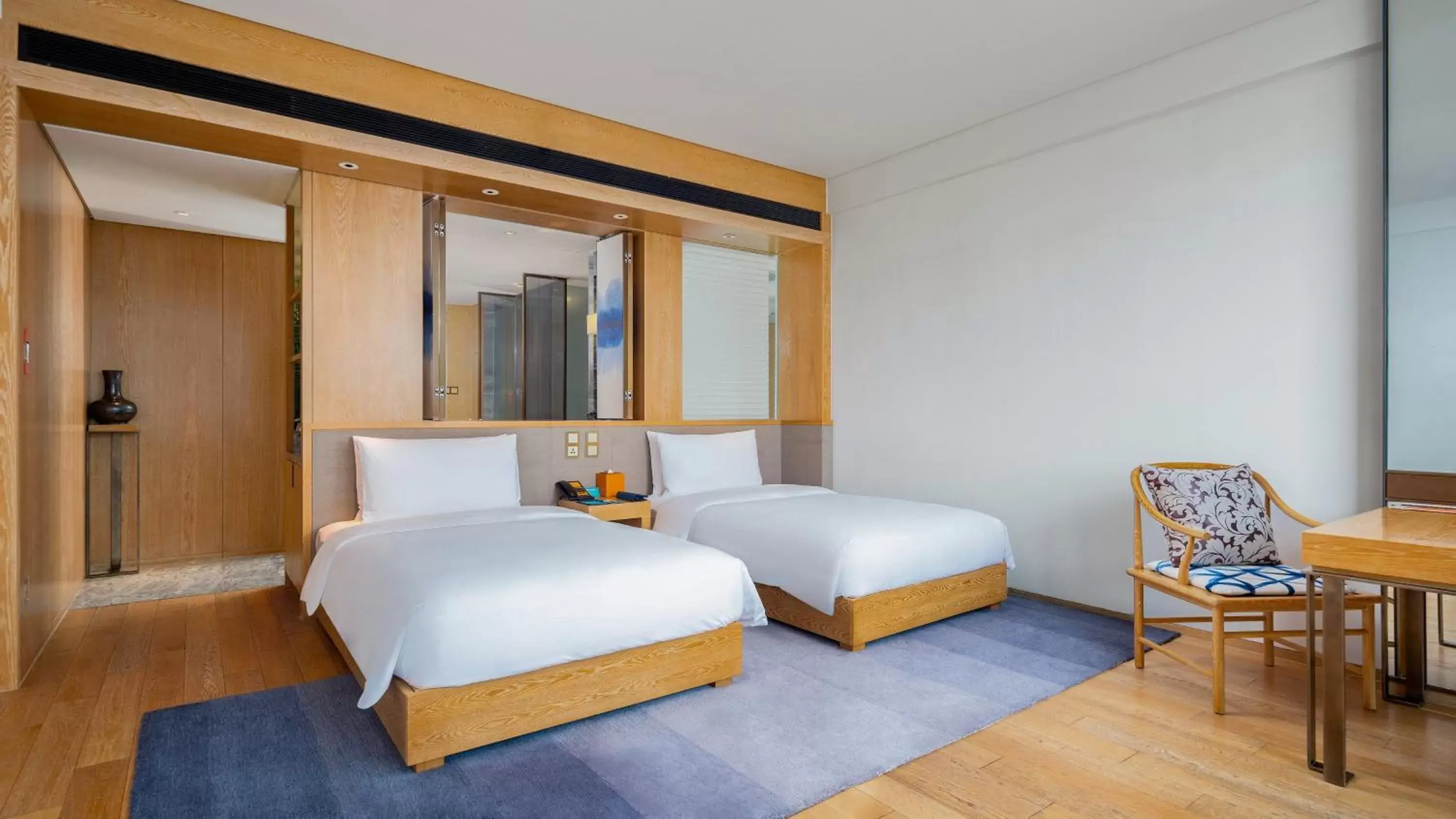Photo of the whole room, Bed in Hotel Indigo Dali Erhai, an IHG Hotel