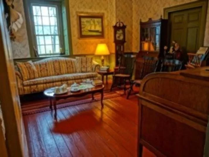 Living room in Brownstone Colonial Inn