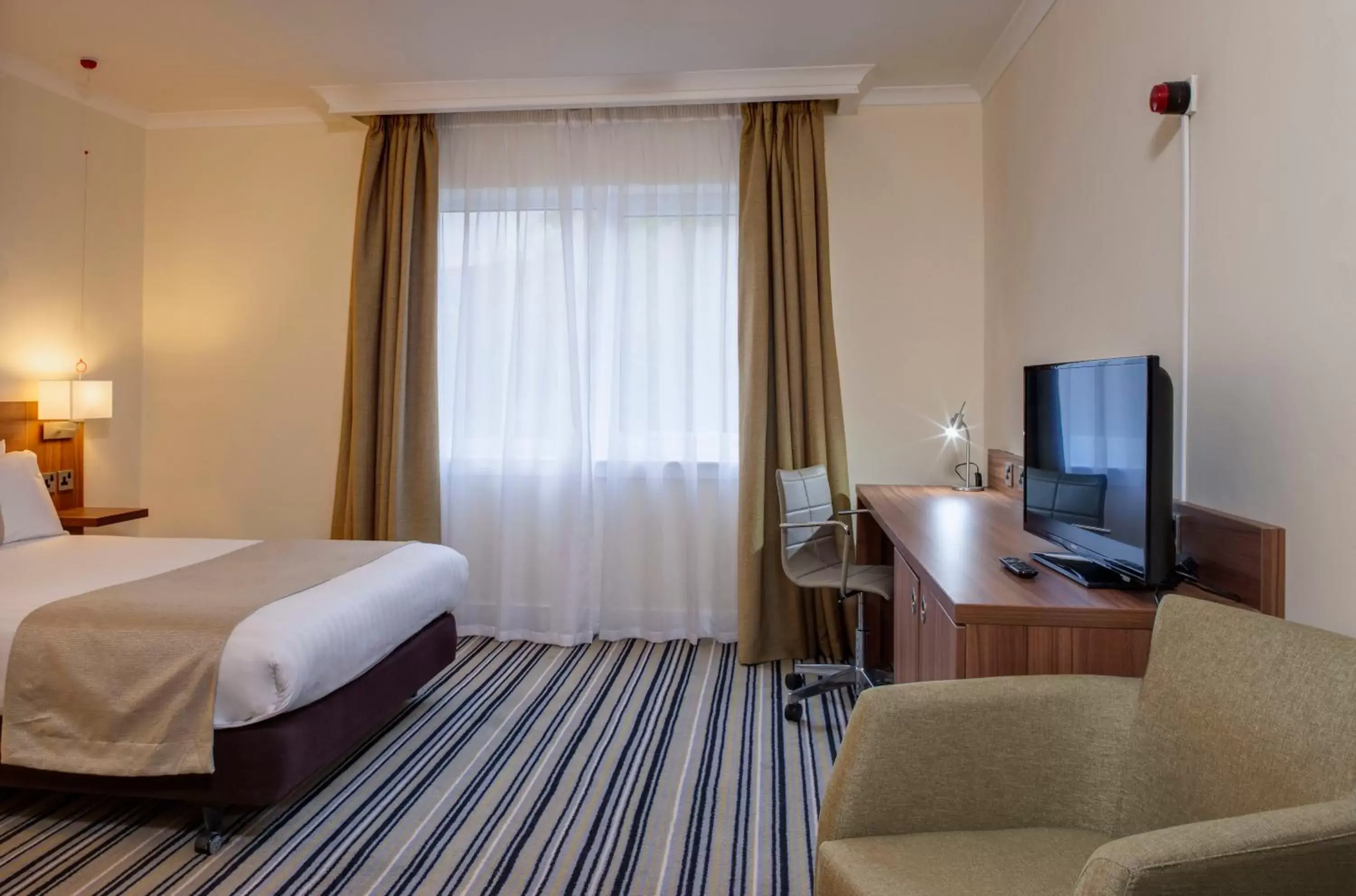 Bedroom, Bed in Holiday Inn Glasgow - East Kilbride, an IHG Hotel