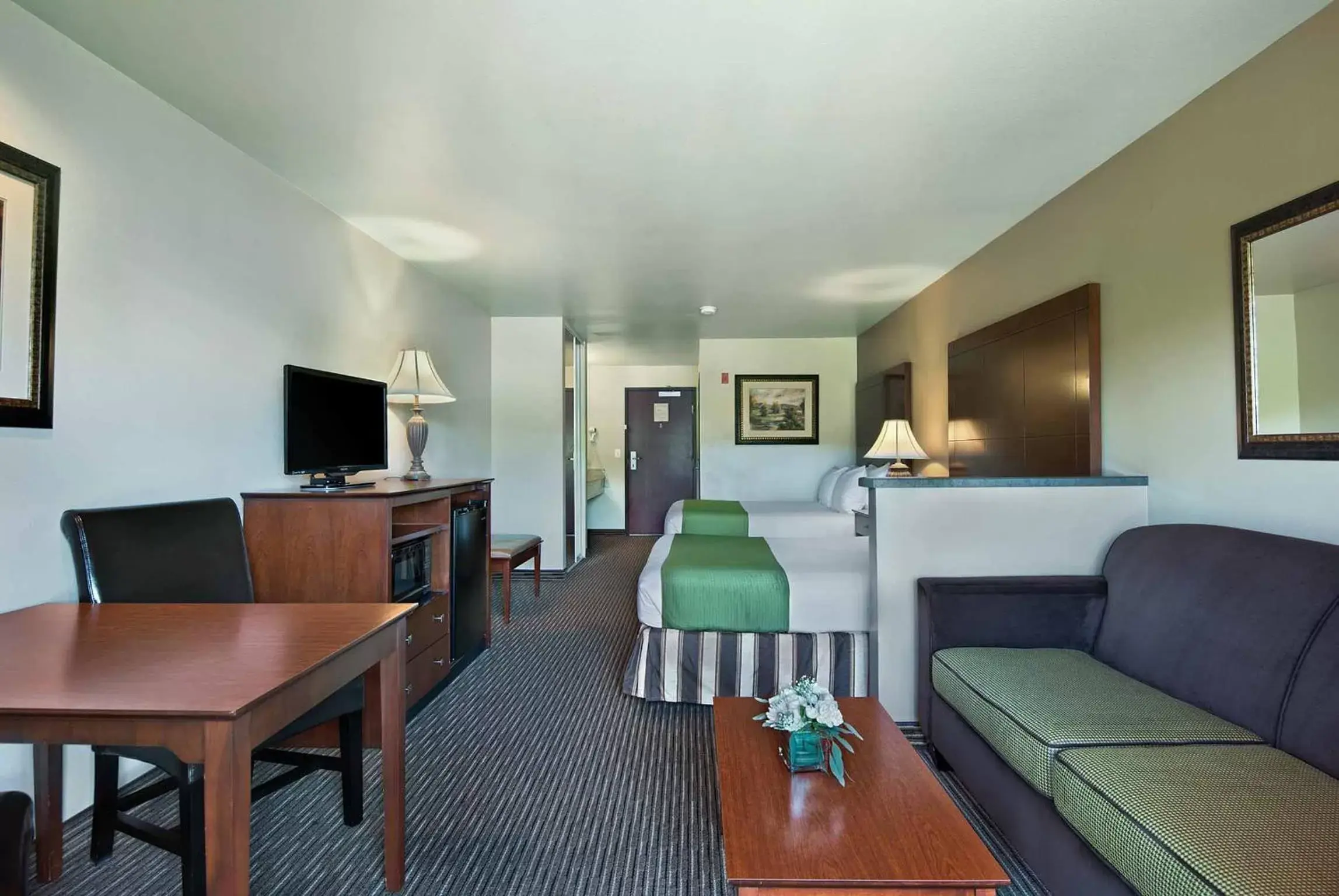 Shower, Seating Area in Oxford Suites Yakima