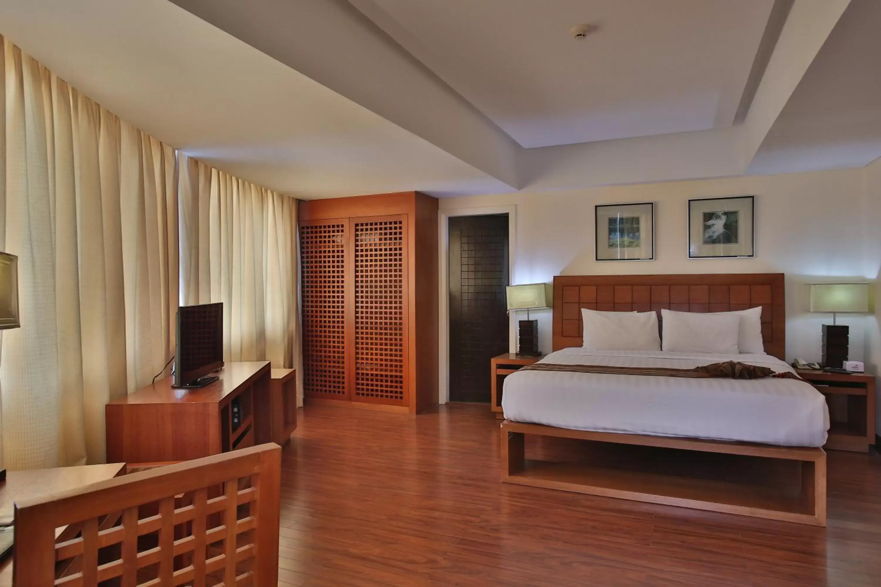 Photo of the whole room, Bed in Crown Regency Hotel & Towers