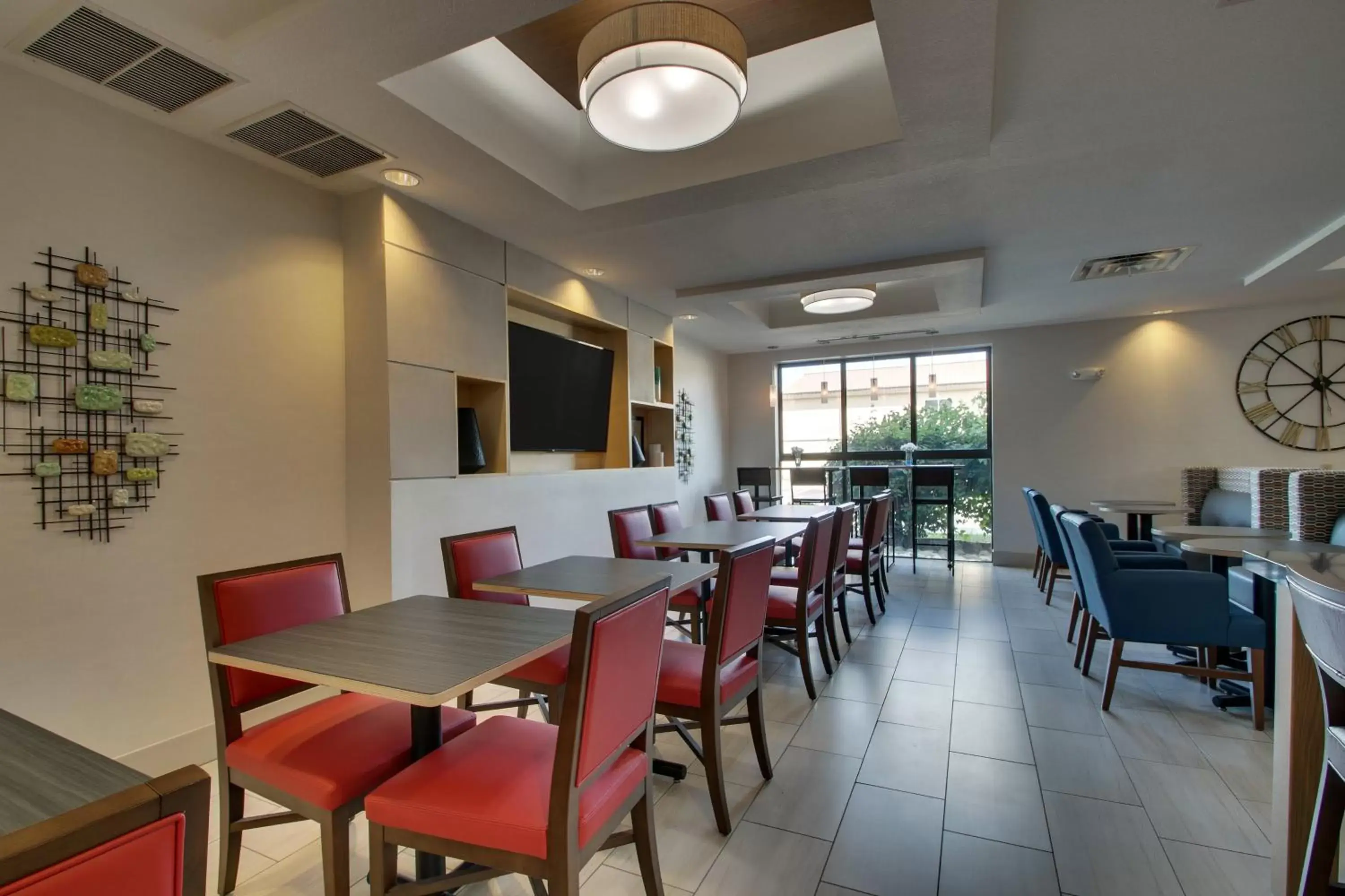 Breakfast, Restaurant/Places to Eat in Holiday Inn Express Hotel & Suites Morris, an IHG Hotel