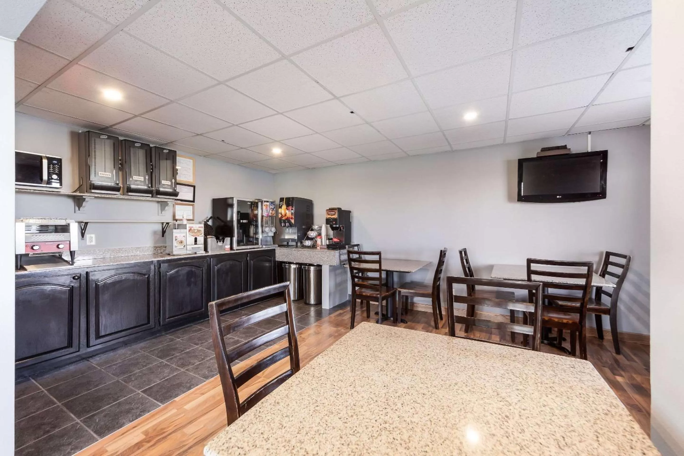 Restaurant/places to eat in Rodeway Inn University District