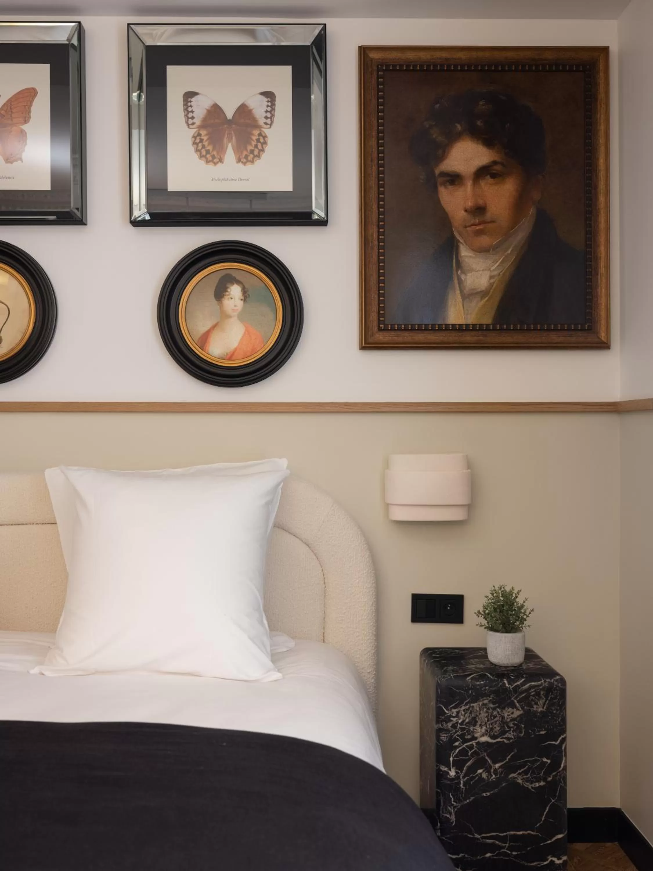 Bed in Solly Hôtel Paris