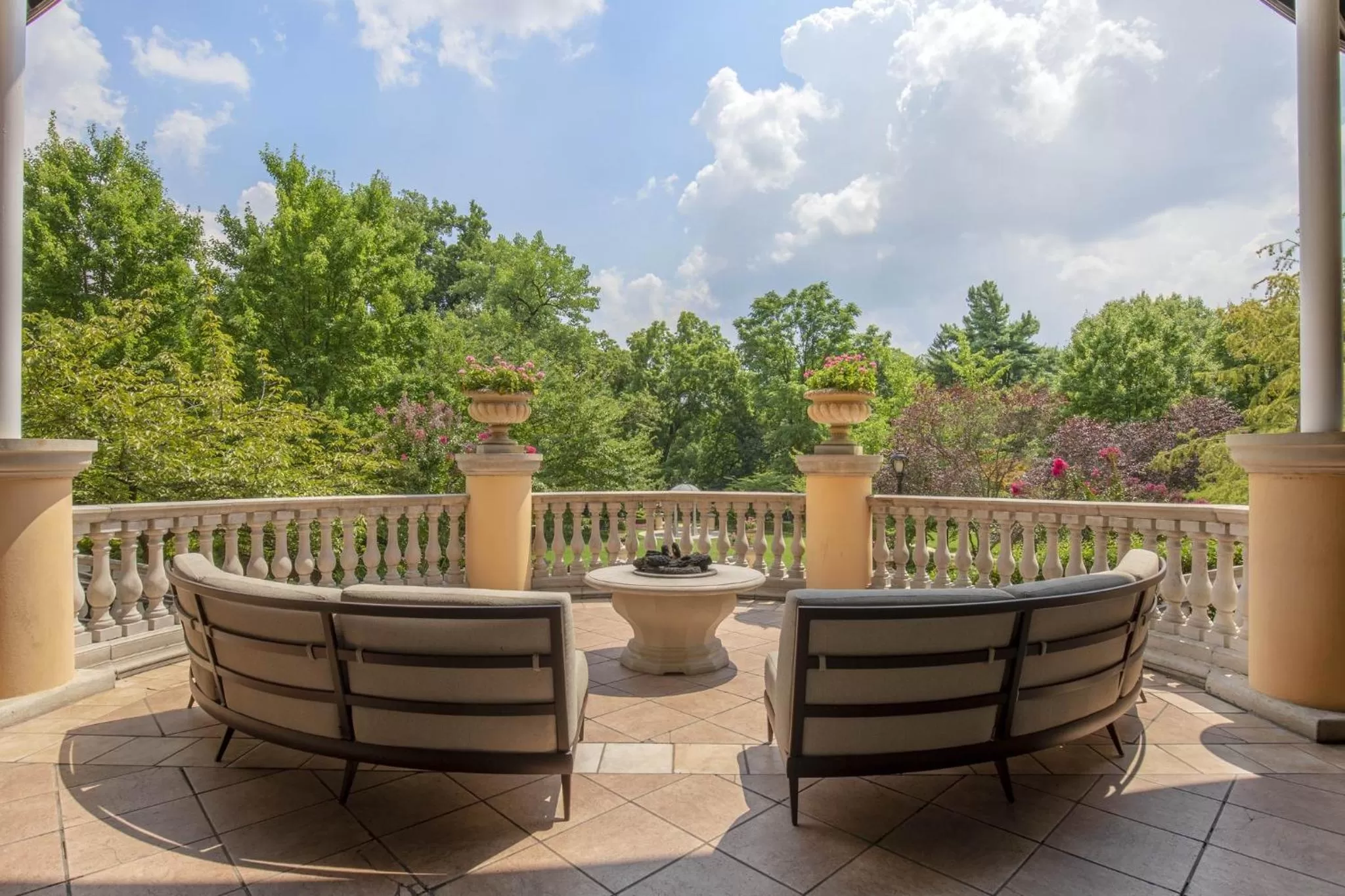 Inner courtyard view in Omni Shoreham Hotel