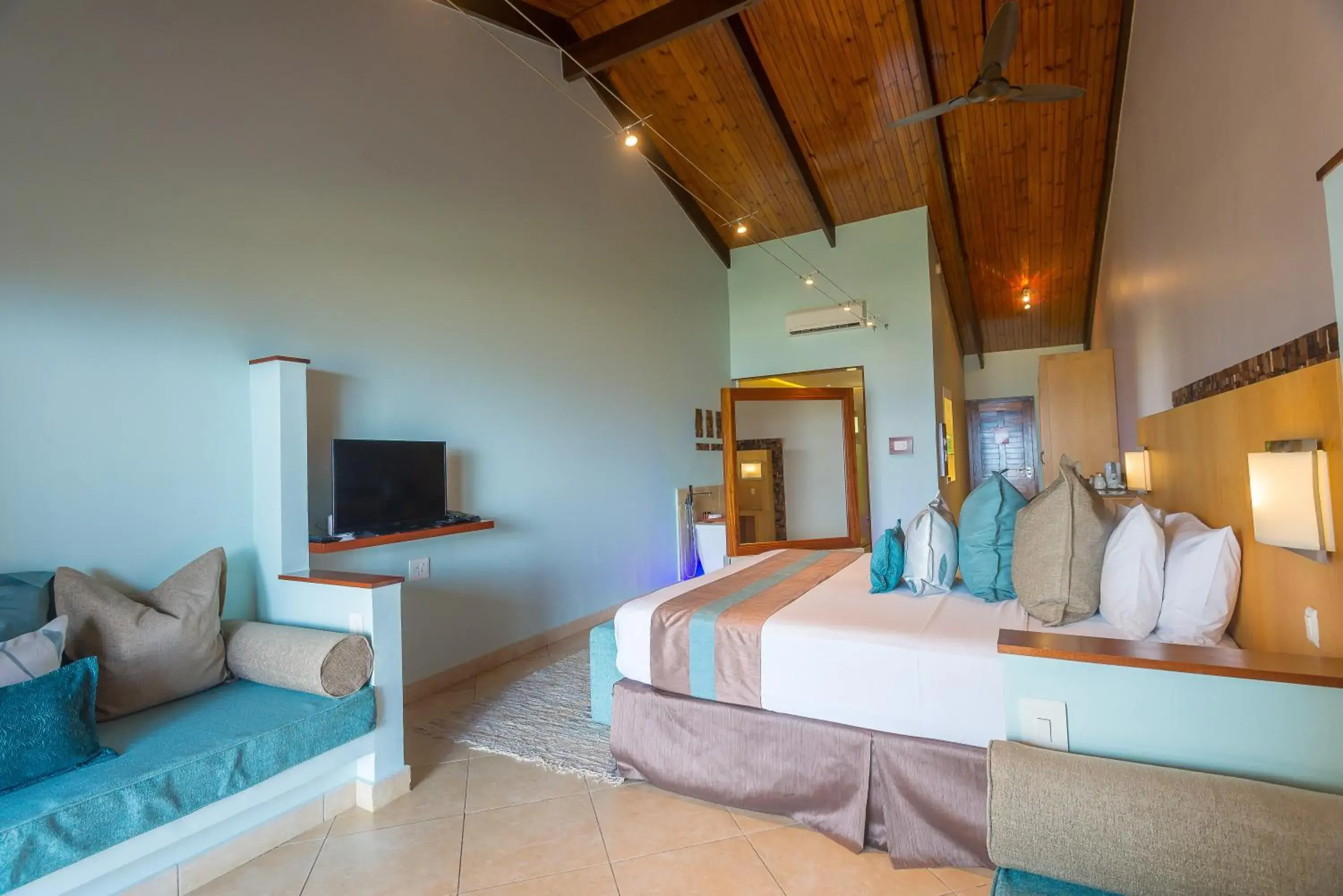 Photo of the whole room, Bed in Coco de Mer Hotel and Black Parrot Suites Photo of the whole room, Bed in Coco de Mer Hotel and Black Parrot Suites