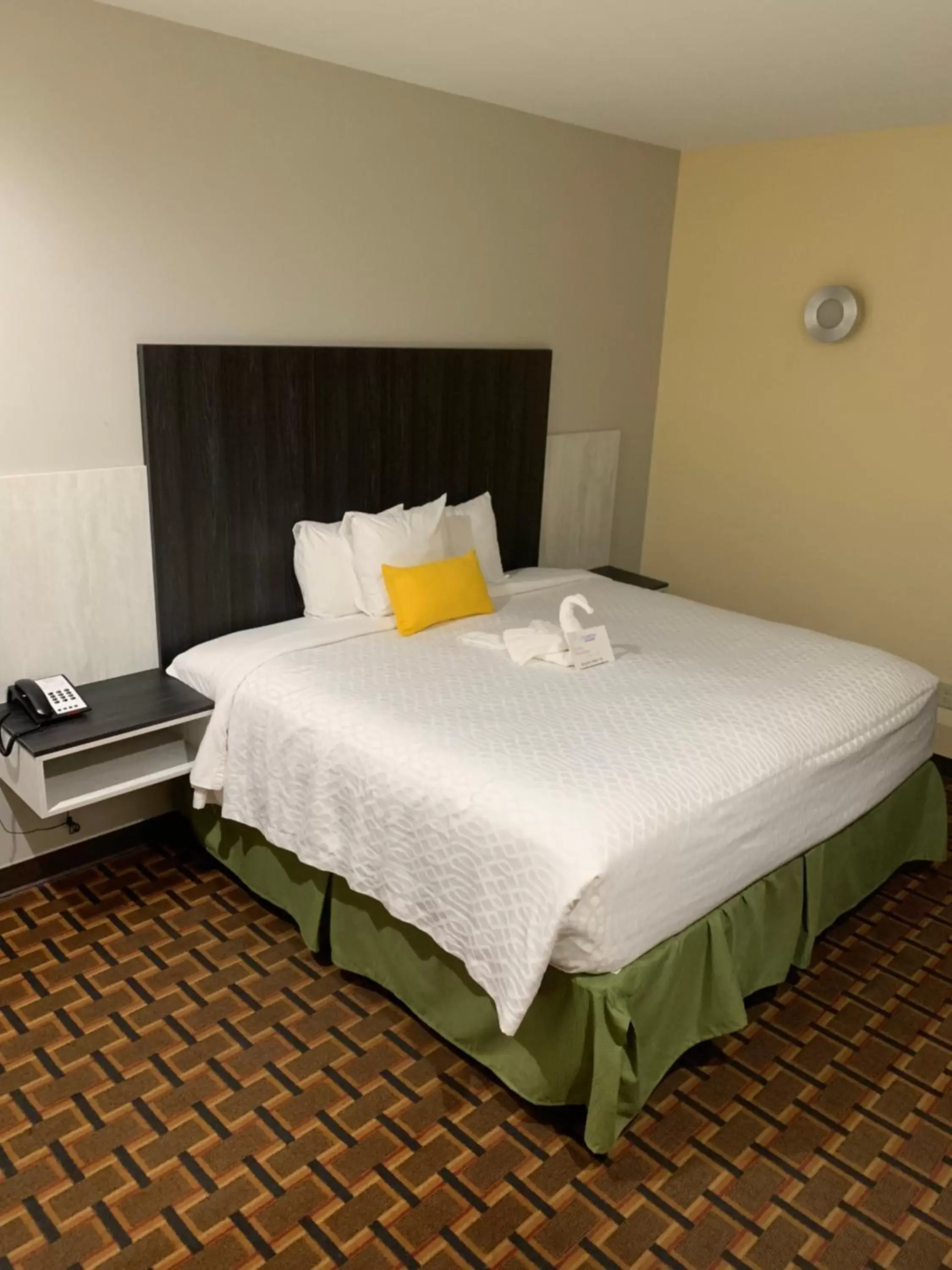 Bed in HomeStay Inn & Suites Edinburg