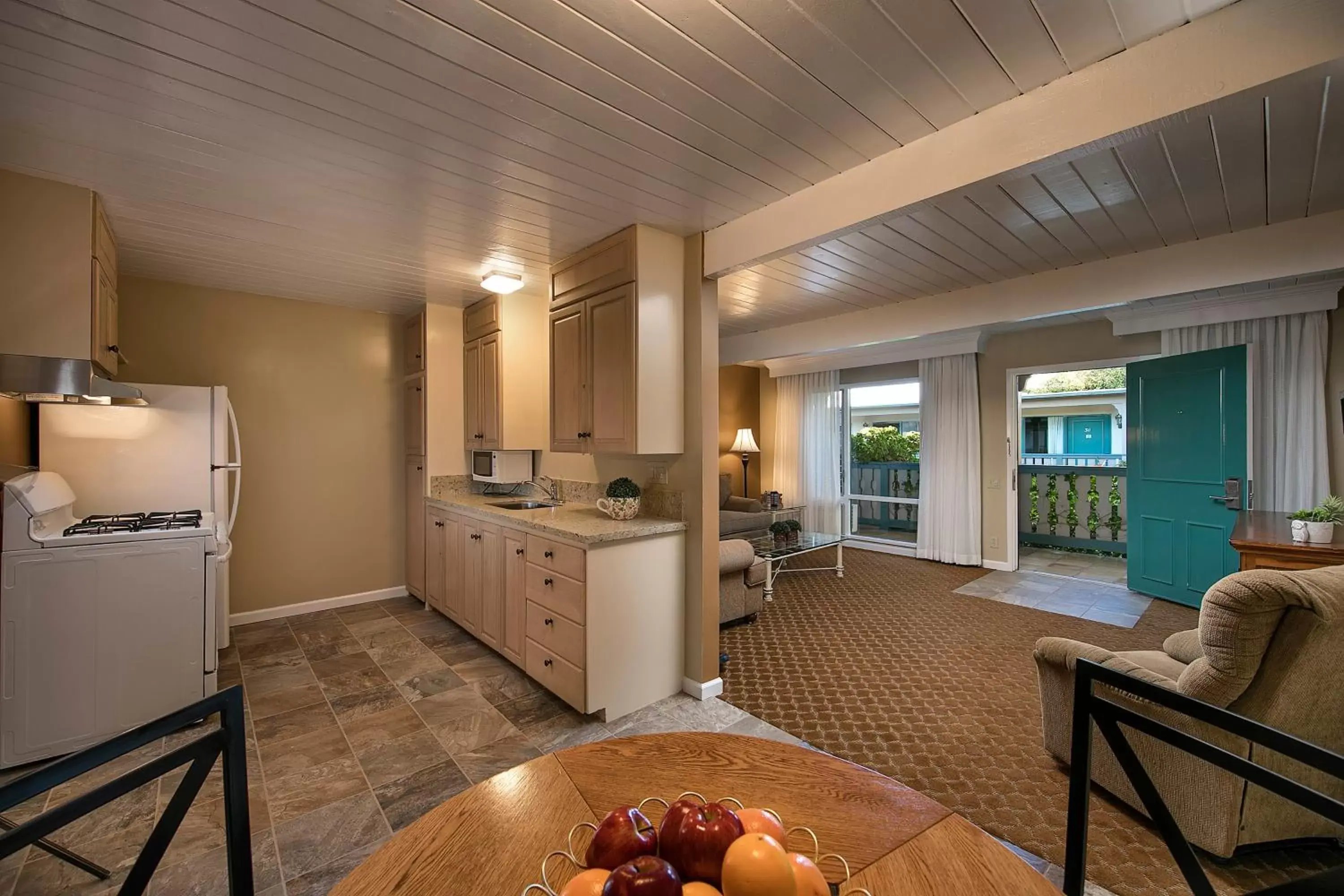 Bedroom, Kitchen/Kitchenette in Best Western Plus Santa Barbara