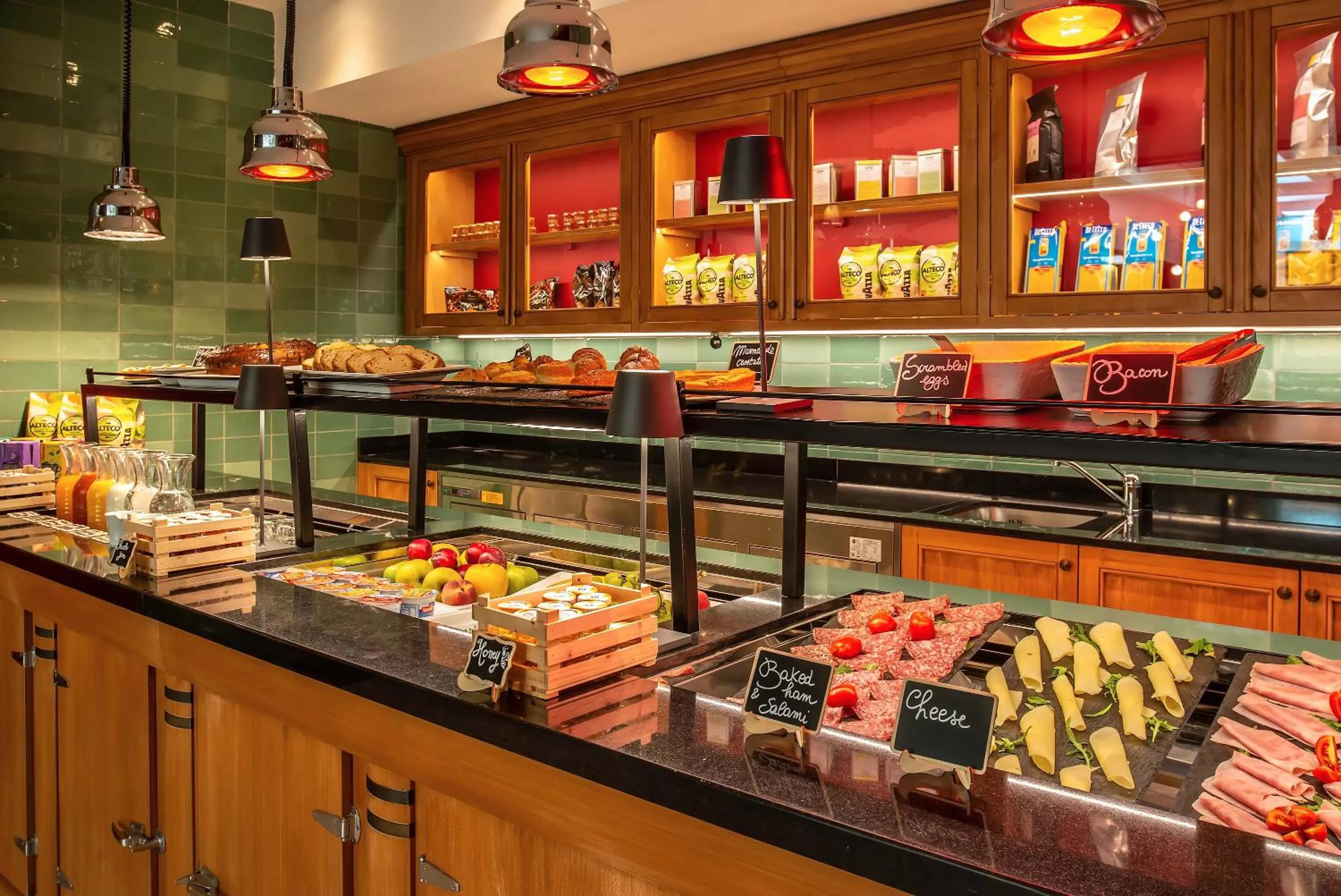 Food and drinks in Albergo Etico Roma