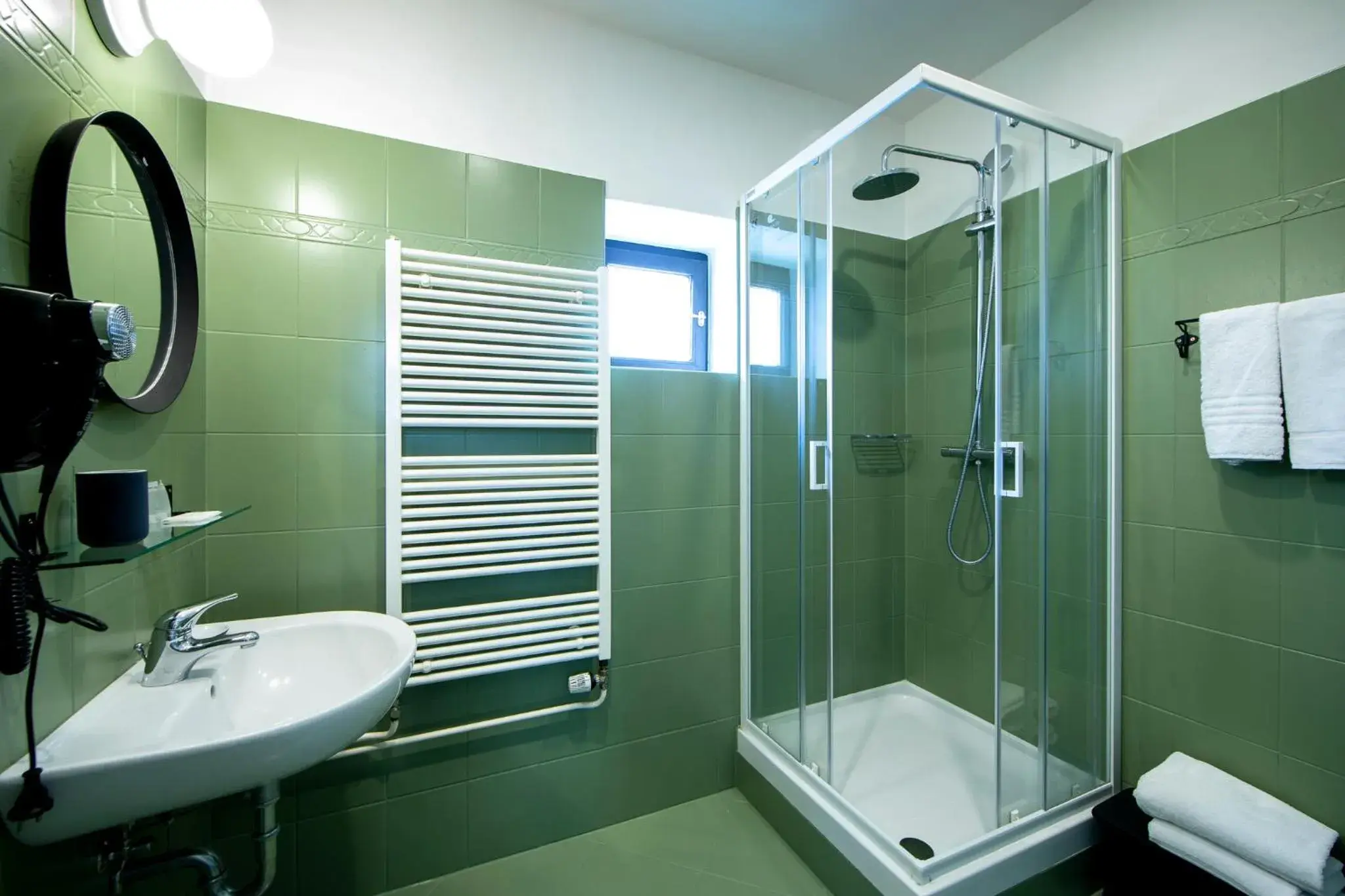 Shower, Bathroom in Hotel Amadeus