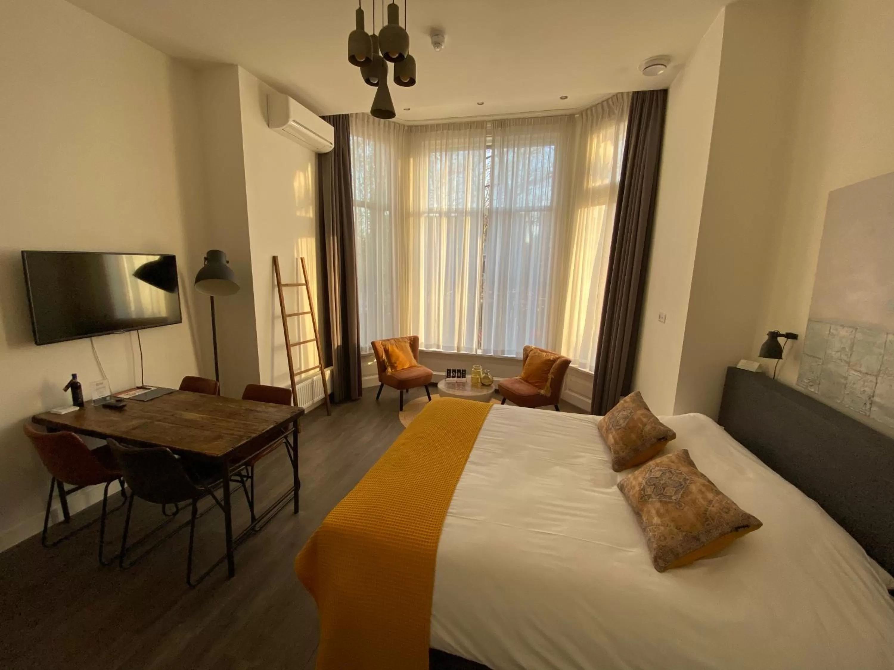 Bed in Hotel Oranjestaete