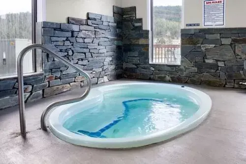 Hot Tub in EverSpring Inn & Suites