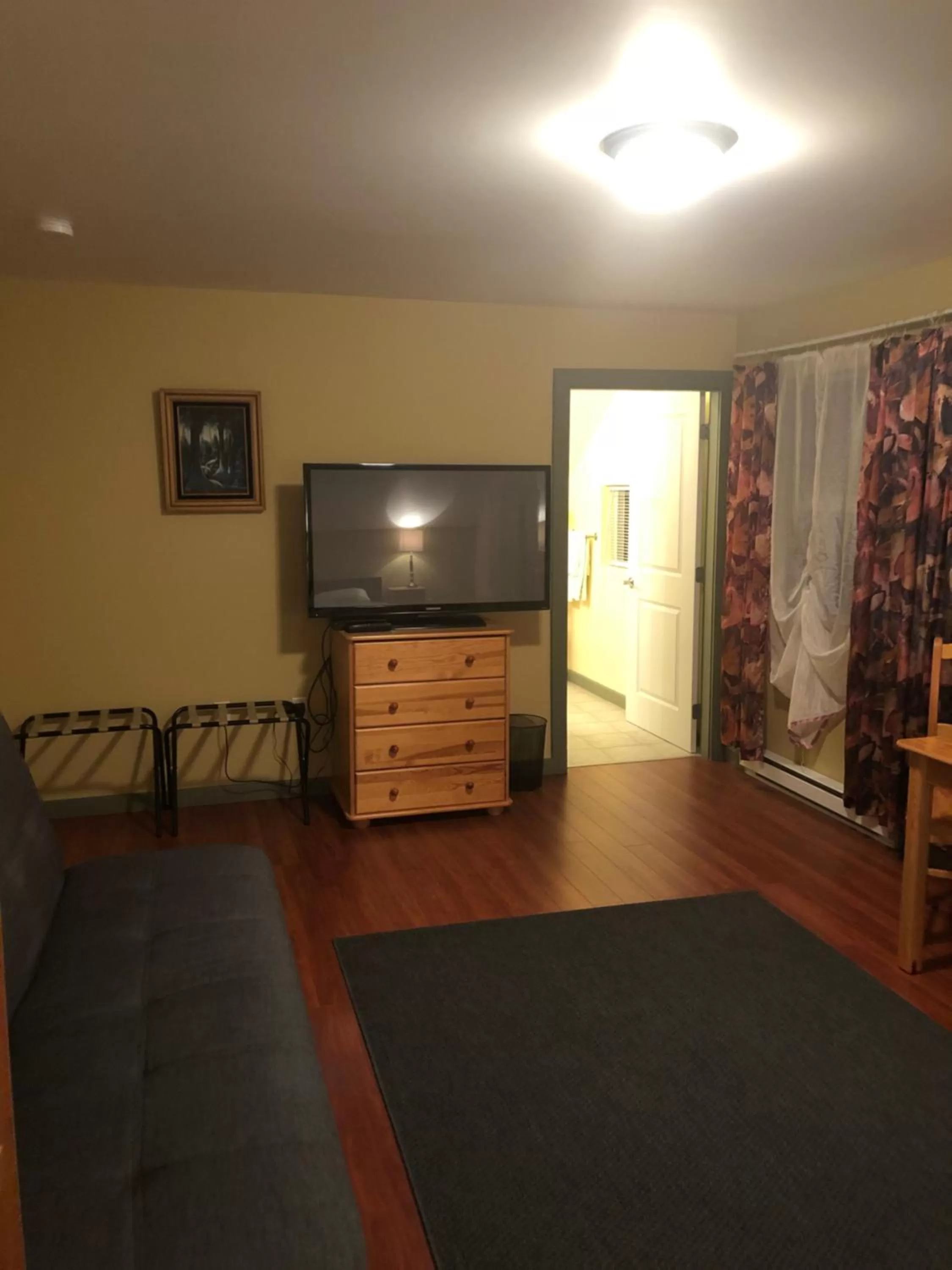 Bed in Crowsnest Vineyards Guesthouse