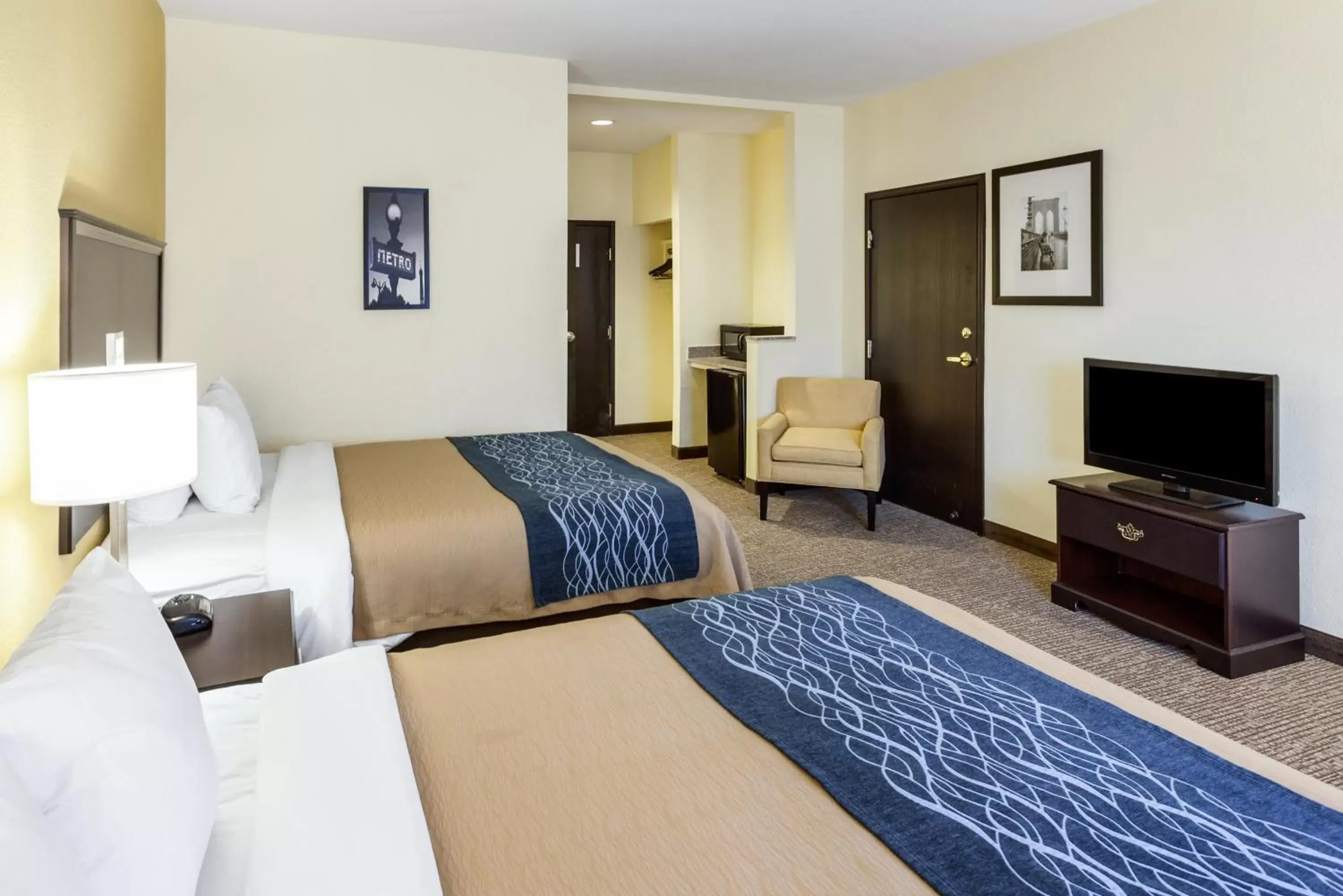 Queen Room with Two Queen Beds and Roll-In Shower - Disability Access in Comfort Inn & Suites Texas Hill Country