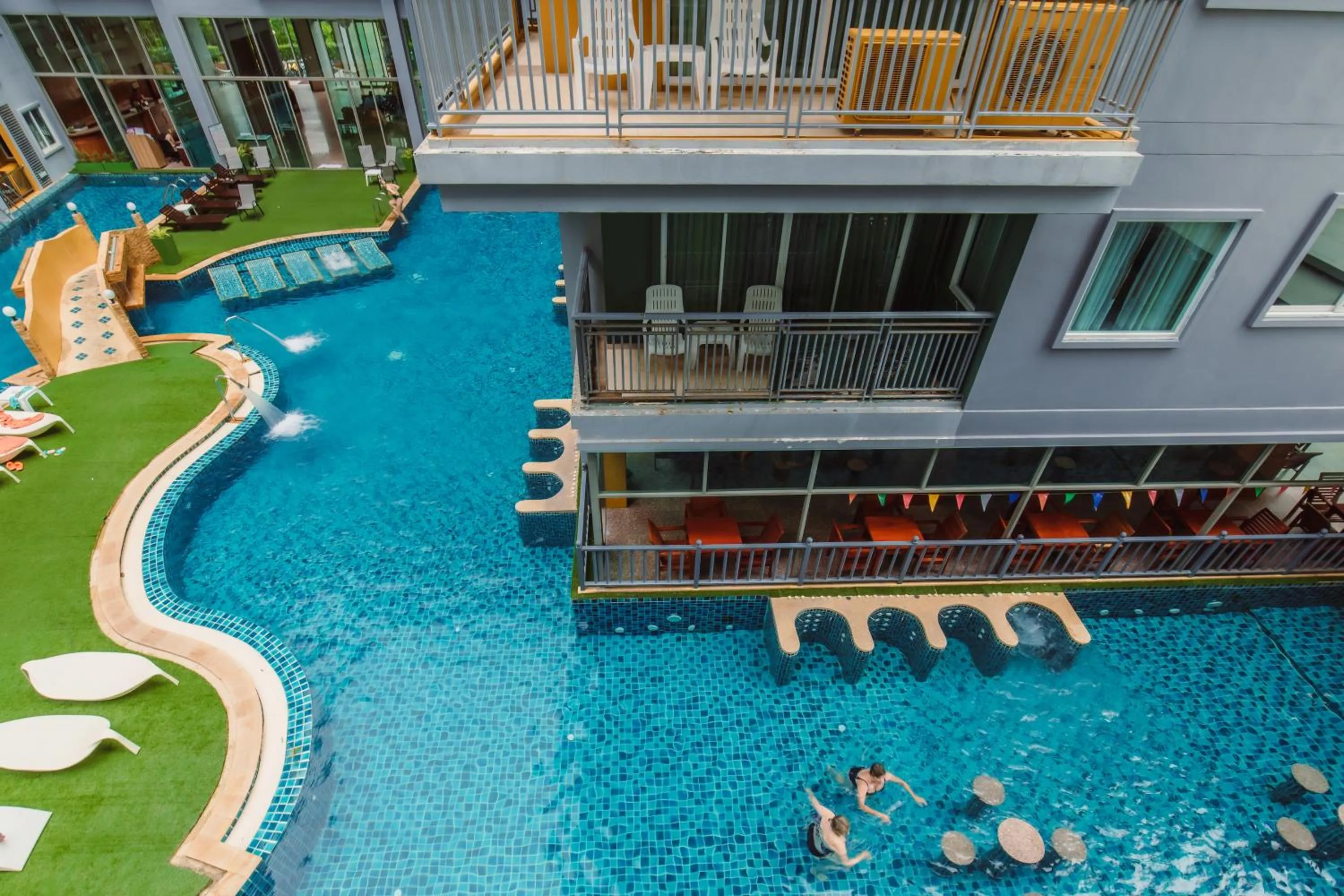 Swimming pool in Elite Suites Patong