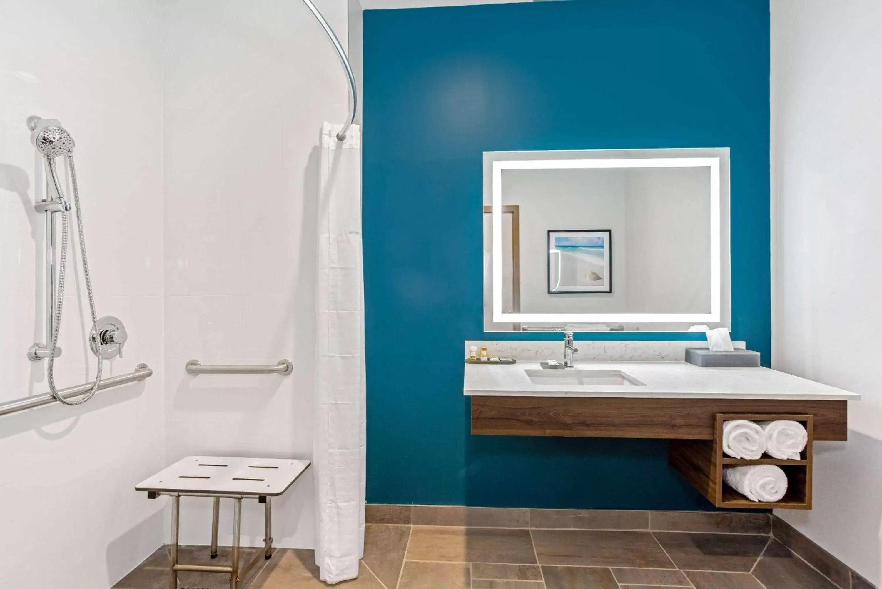 Shower, Bathroom in La Quinta Inn & Suites by Wyndham Miramar Beach-Destin