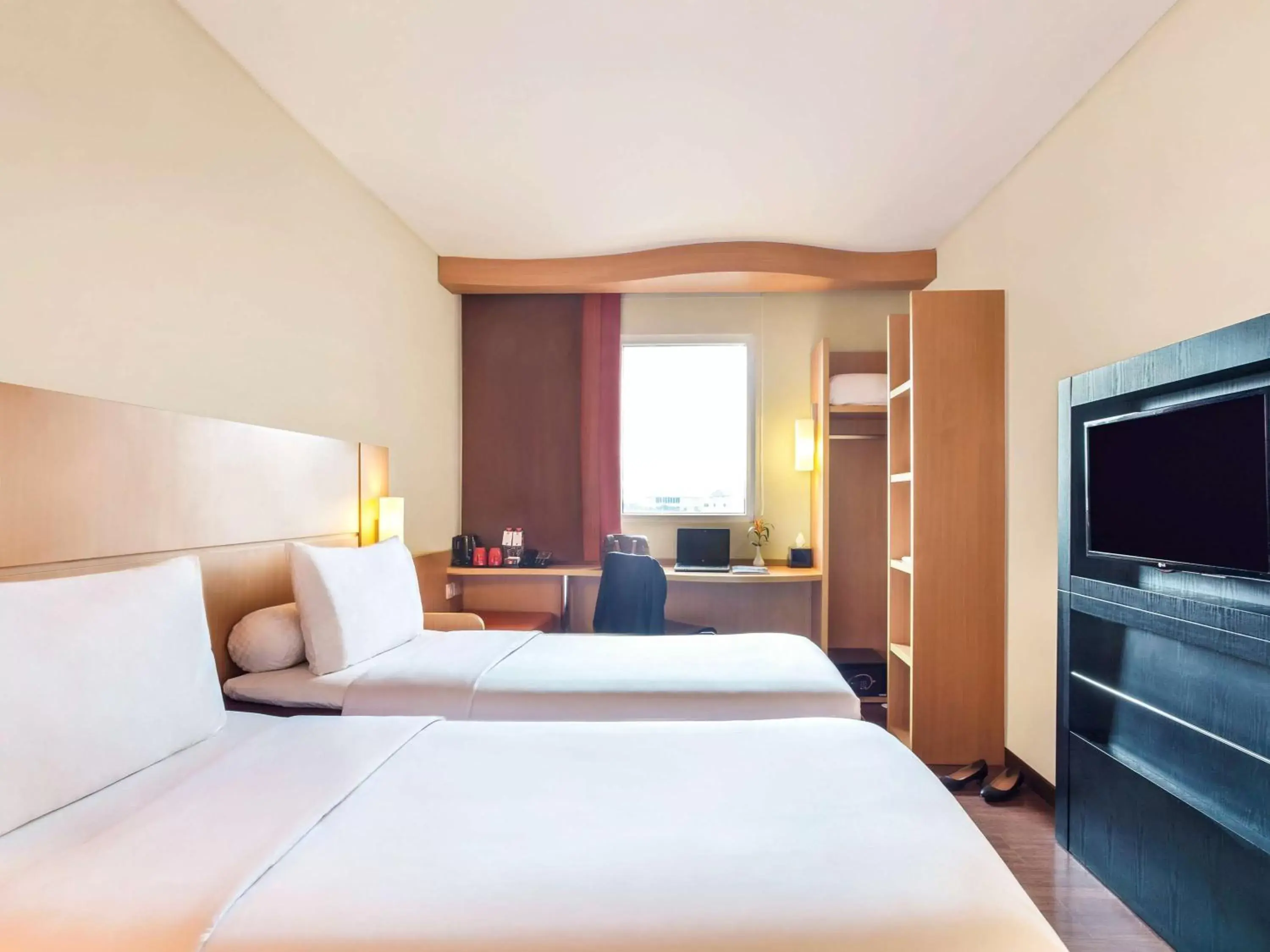 Photo of the whole room, Bed in Ibis Surabaya City Center