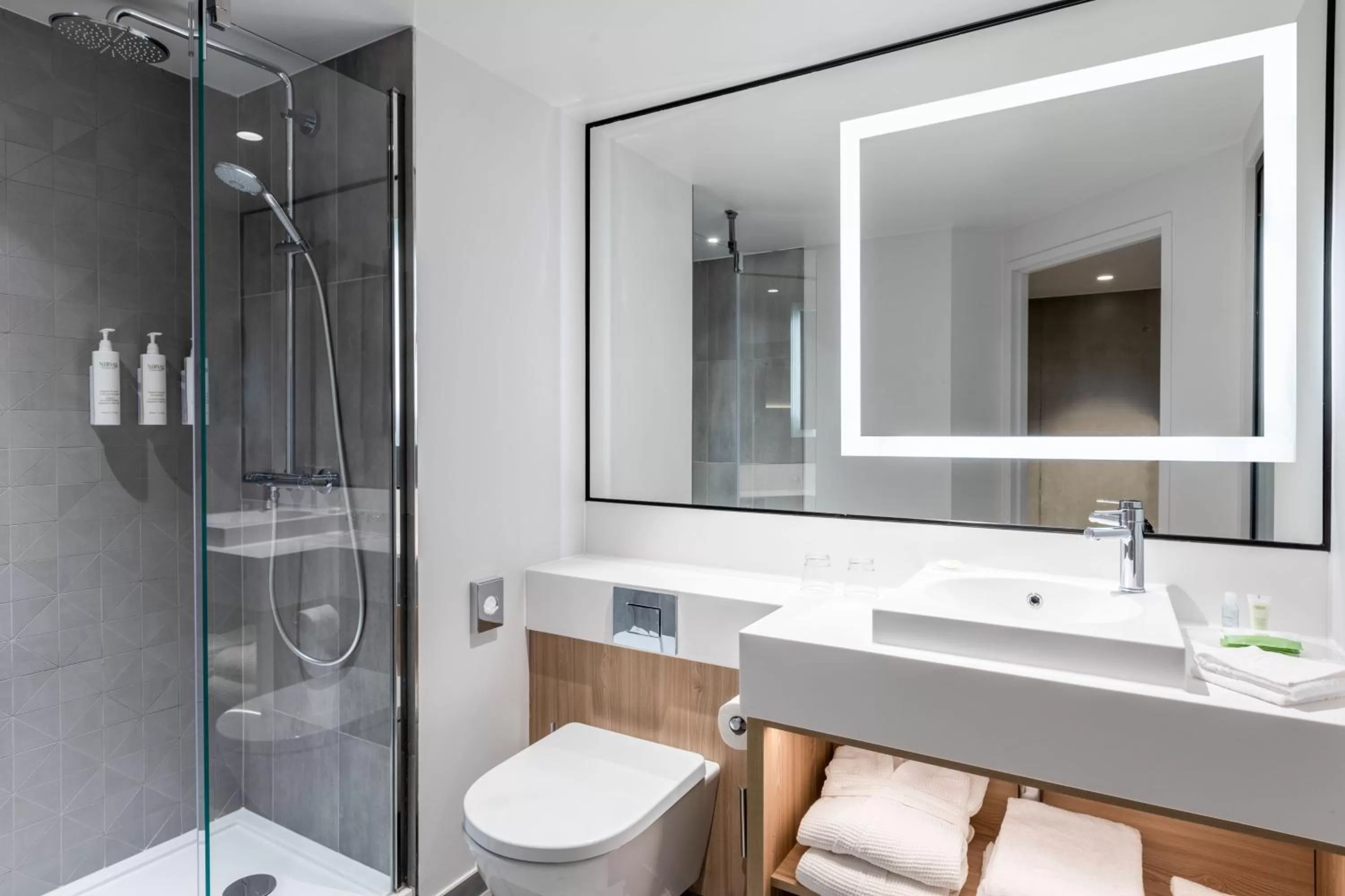 Bathroom in Courtyard by Marriott Paris Creteil