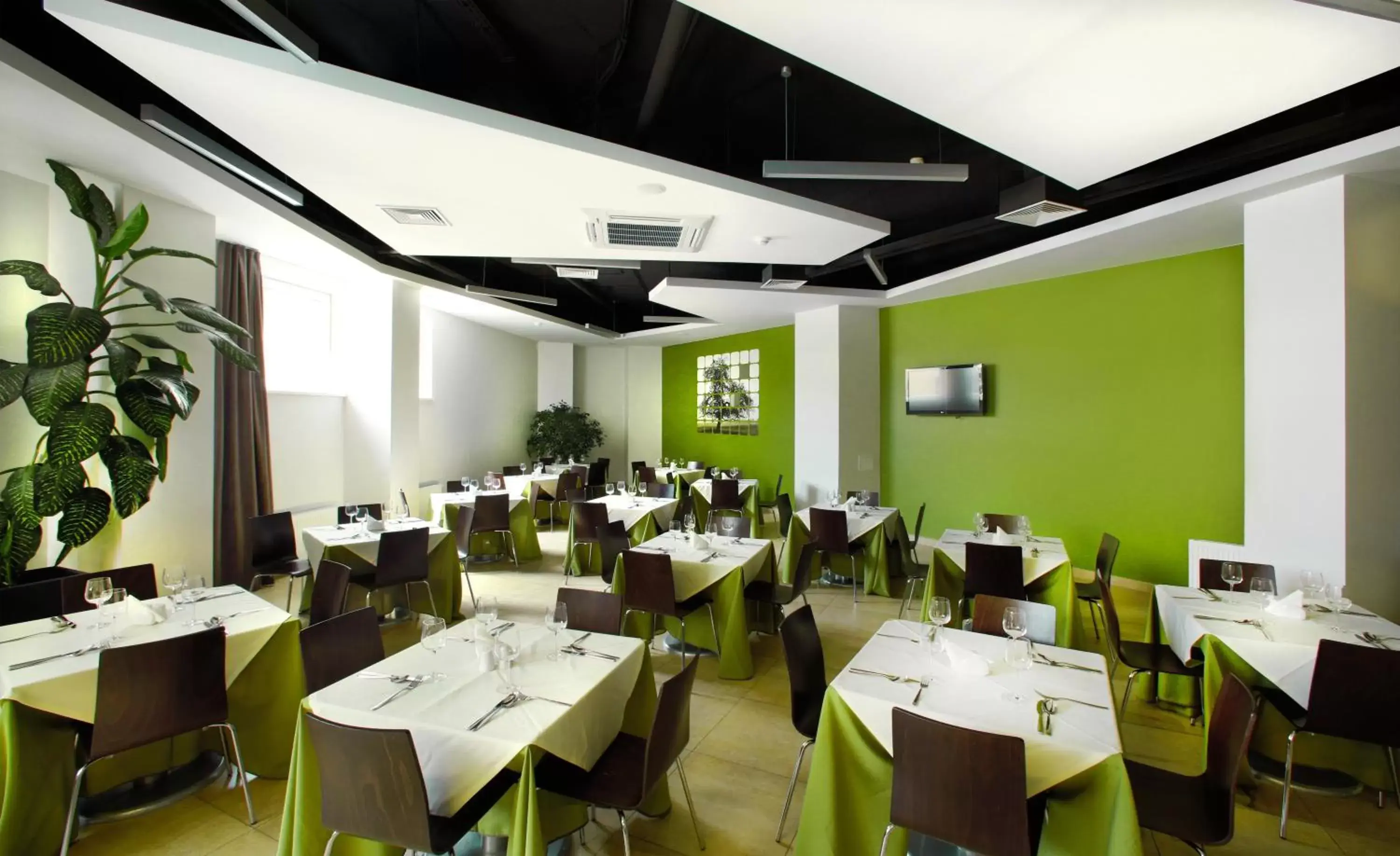 Restaurant/Places to Eat in Green Vilnius Hotel