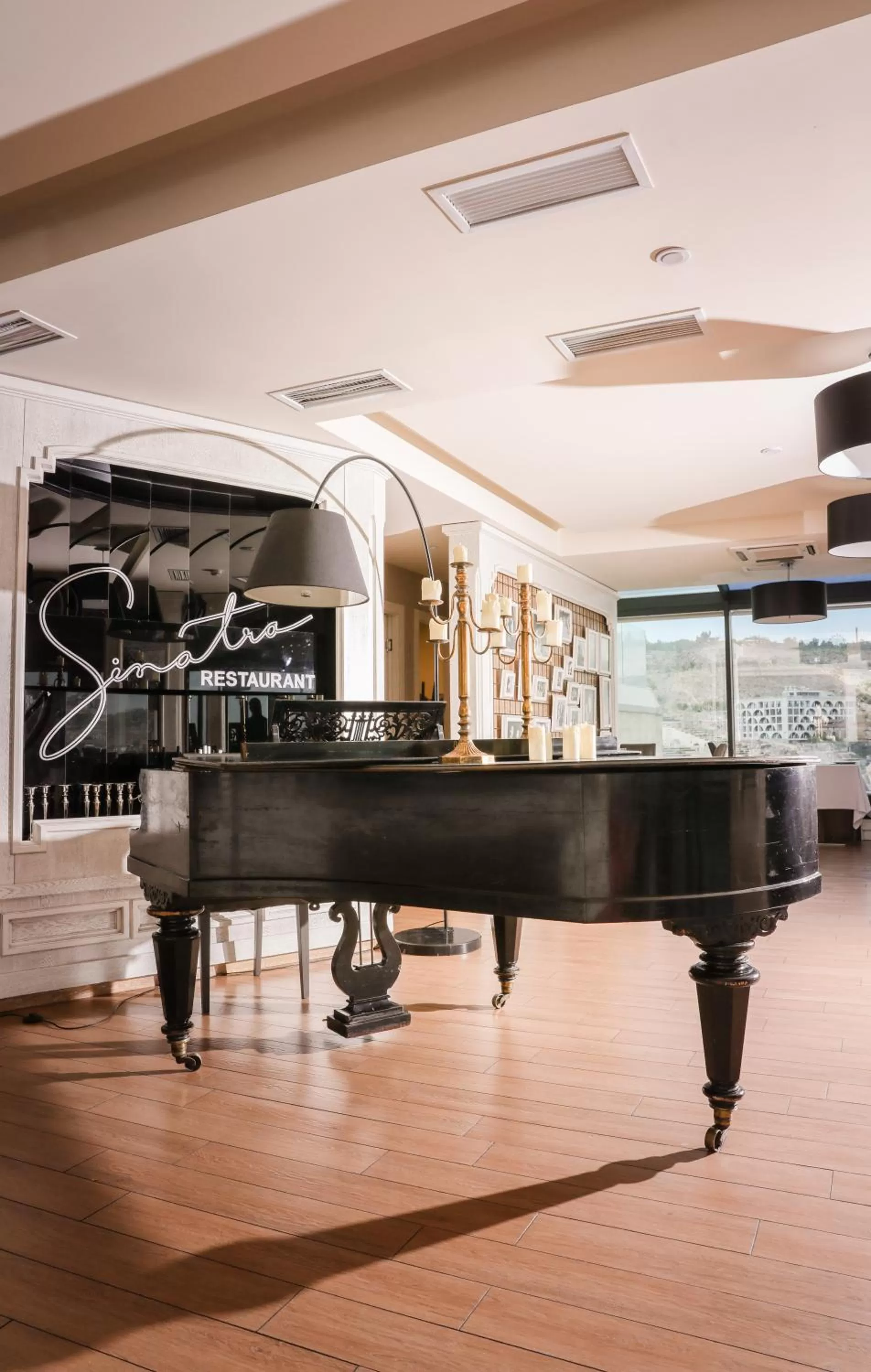 Restaurant/places to eat in Opera Suite Hotel