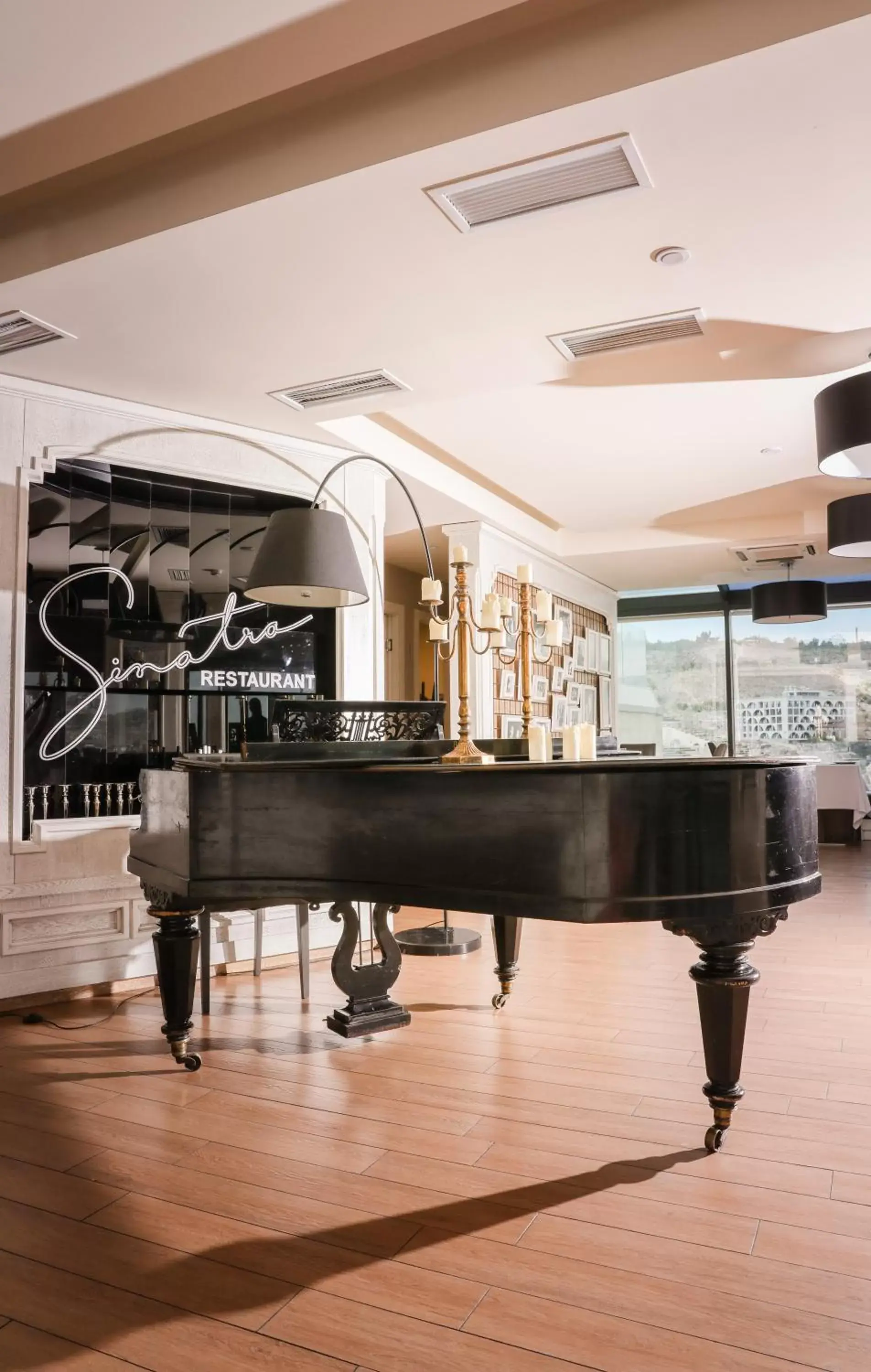 Restaurant/places to eat in Opera Suite Hotel Restaurant/places to eat in Opera Suite Hotel