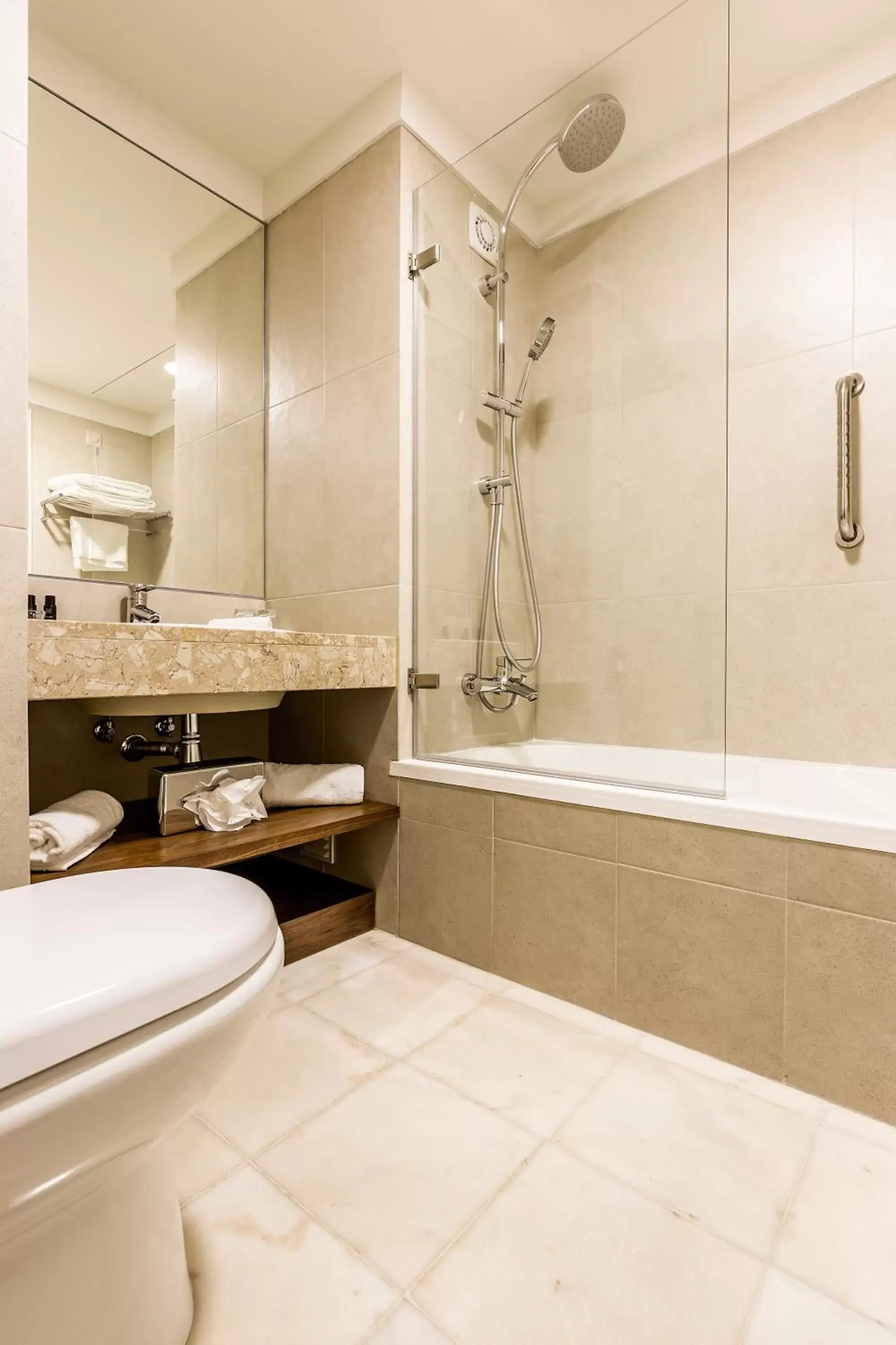 Shower, Bathroom in Vilamoura Garden Hotel