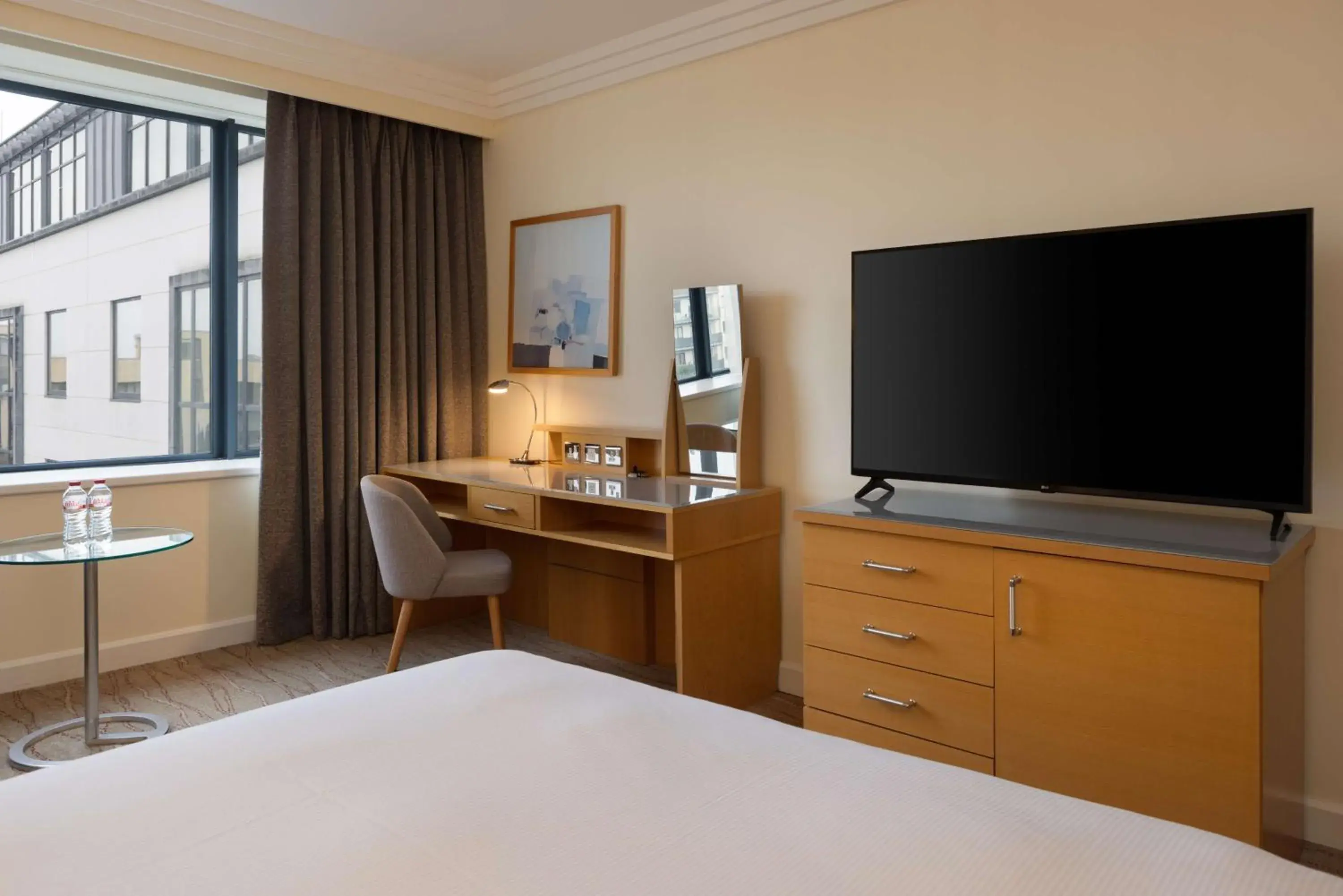 Bedroom, TV/Entertainment Center in Hilton Dublin Airport