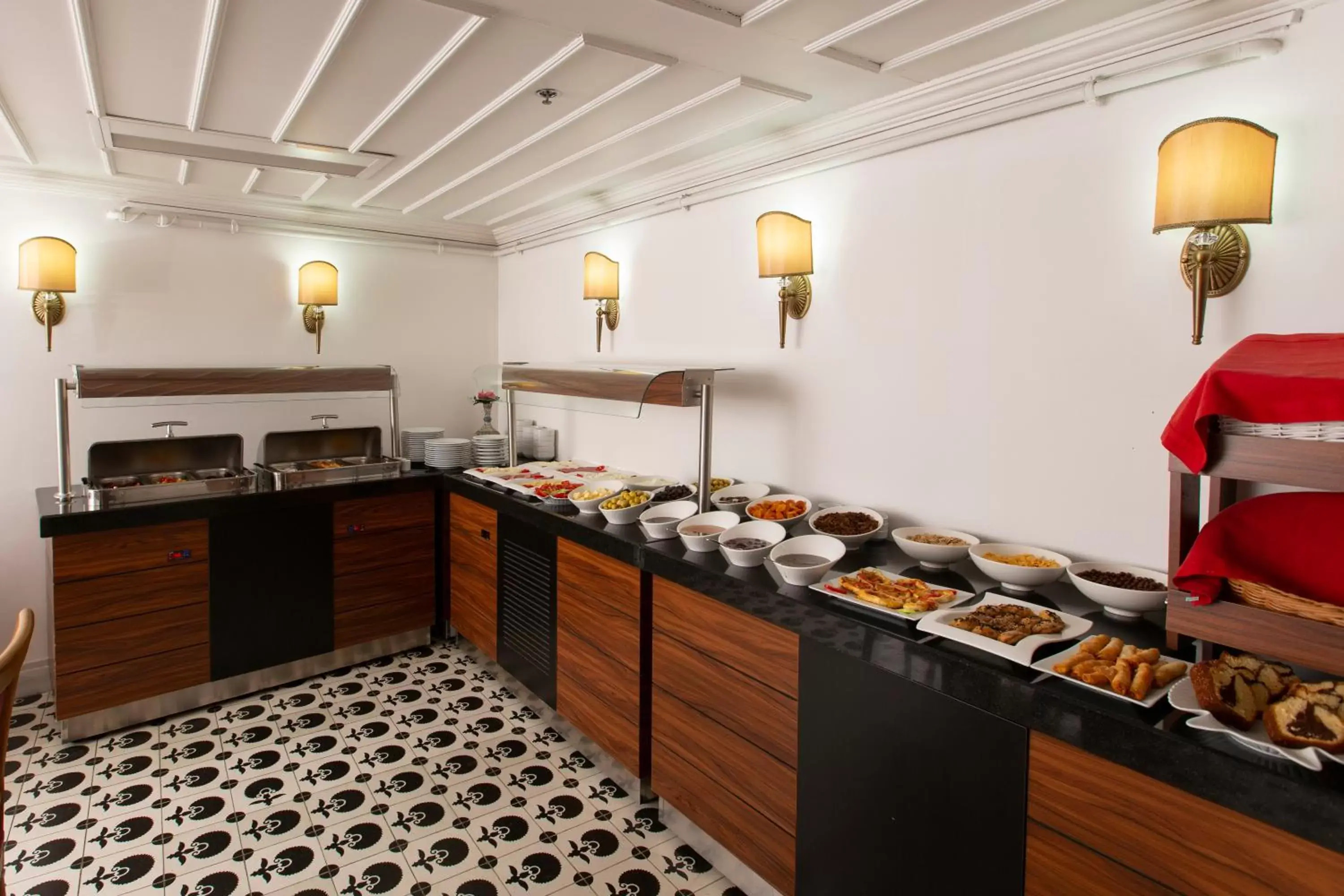 Buffet breakfast, Kitchen/Kitchenette in Premist Hotels Sultanahmet