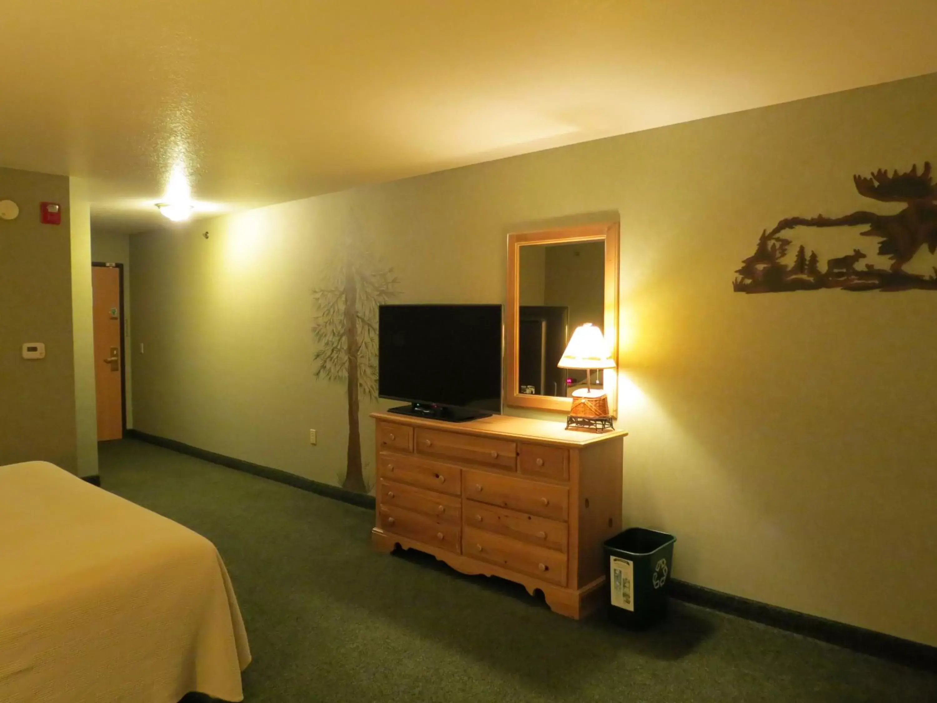 Bed, TV/Entertainment Center in Crooked River Lodge