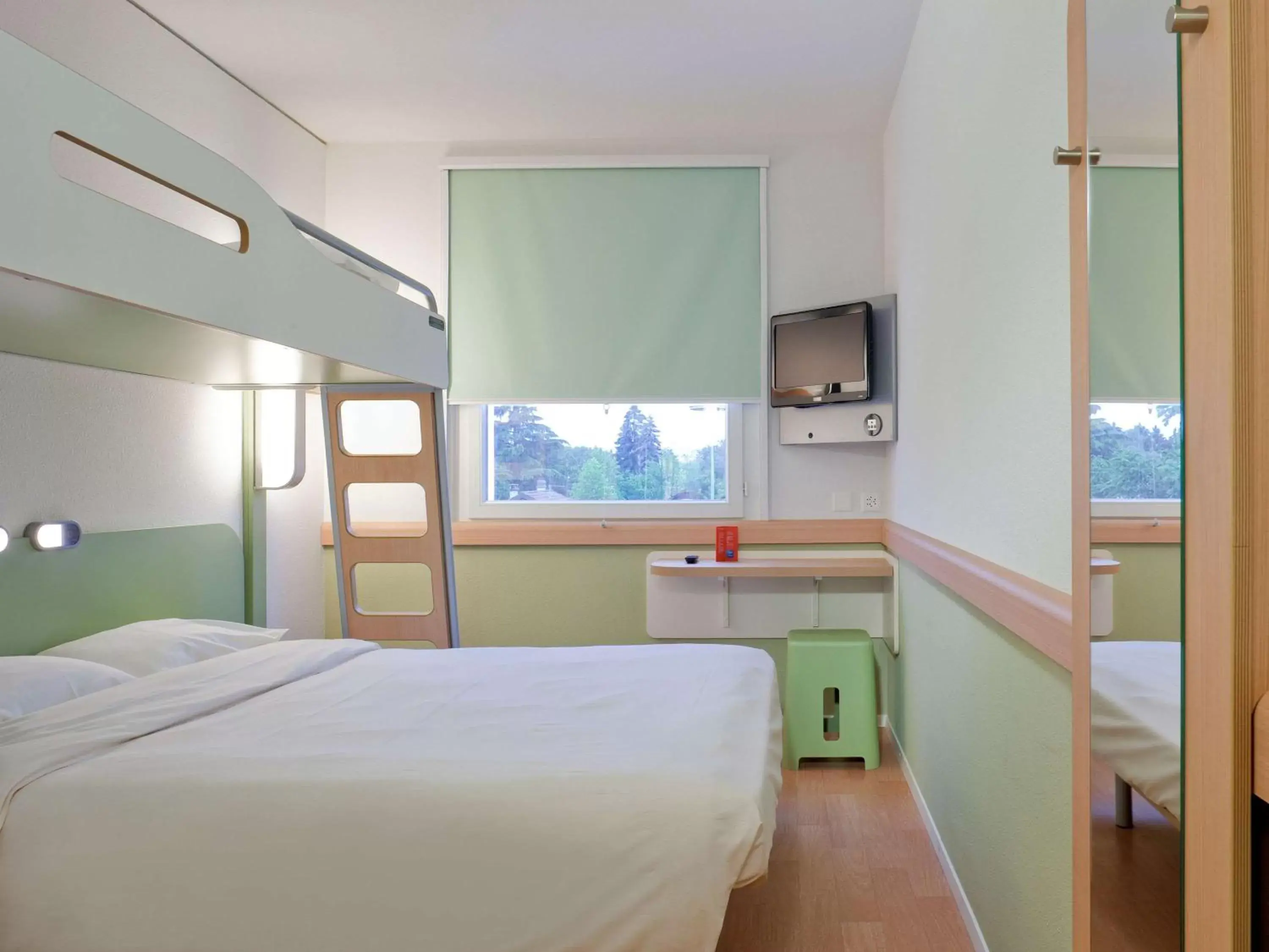 Photo of the whole room, Bunk Bed in ibis budget Genève Petit-Lancy
