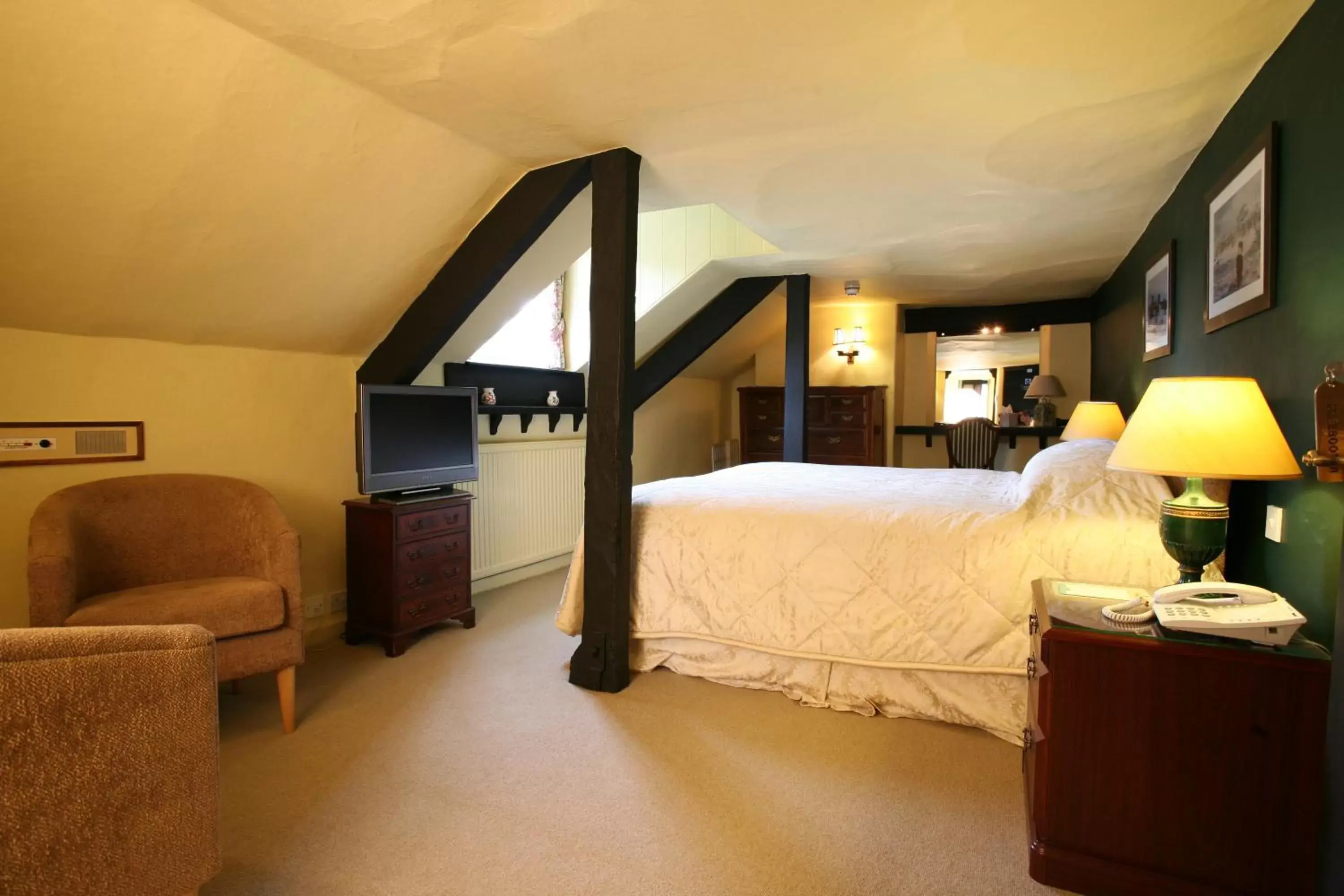 Day, Bed in The Rock Inn Day, Bed in The Rock Inn