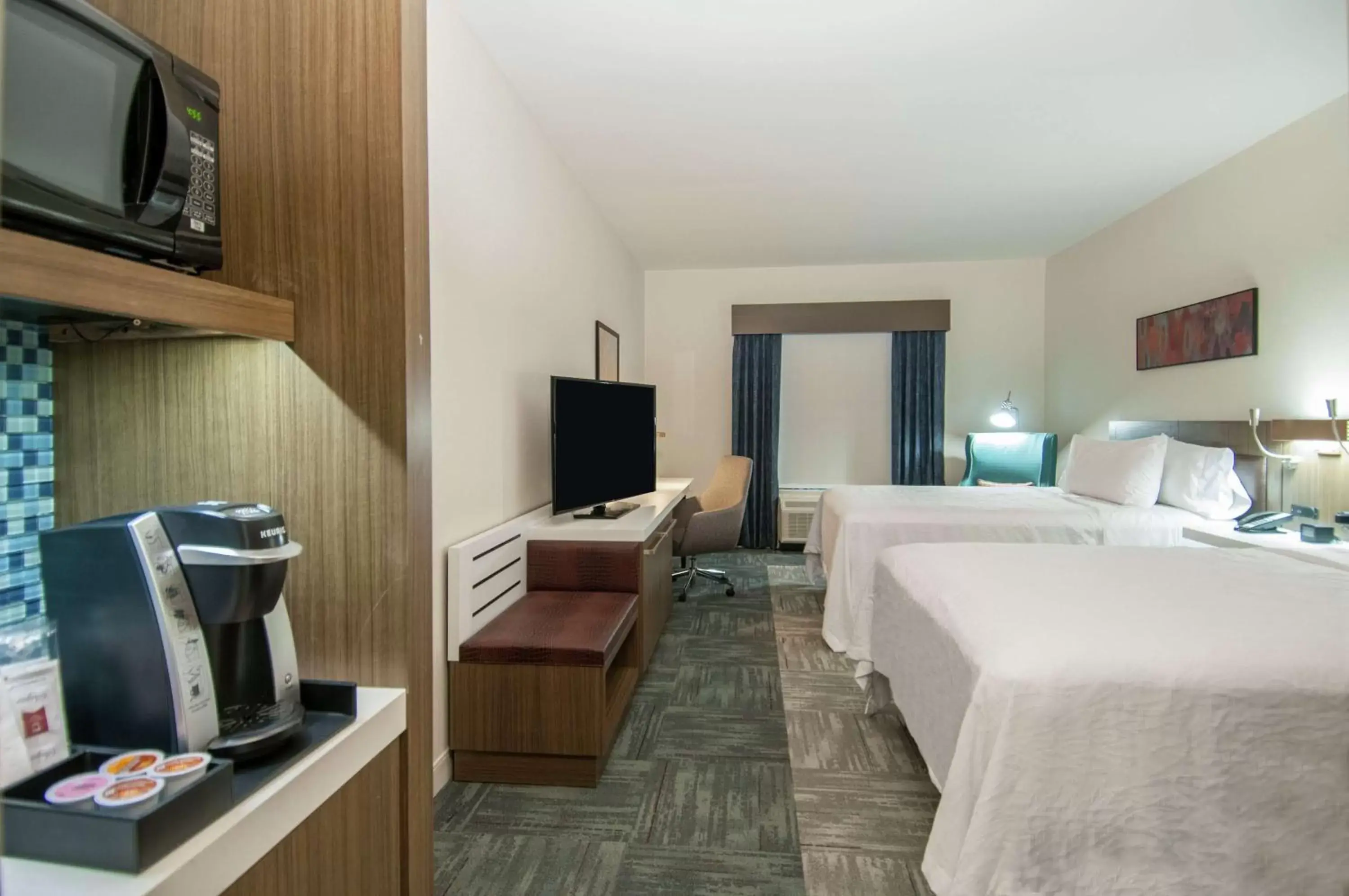 Bedroom, TV/Entertainment Center in Hilton Garden Inn Jackson/Clinton