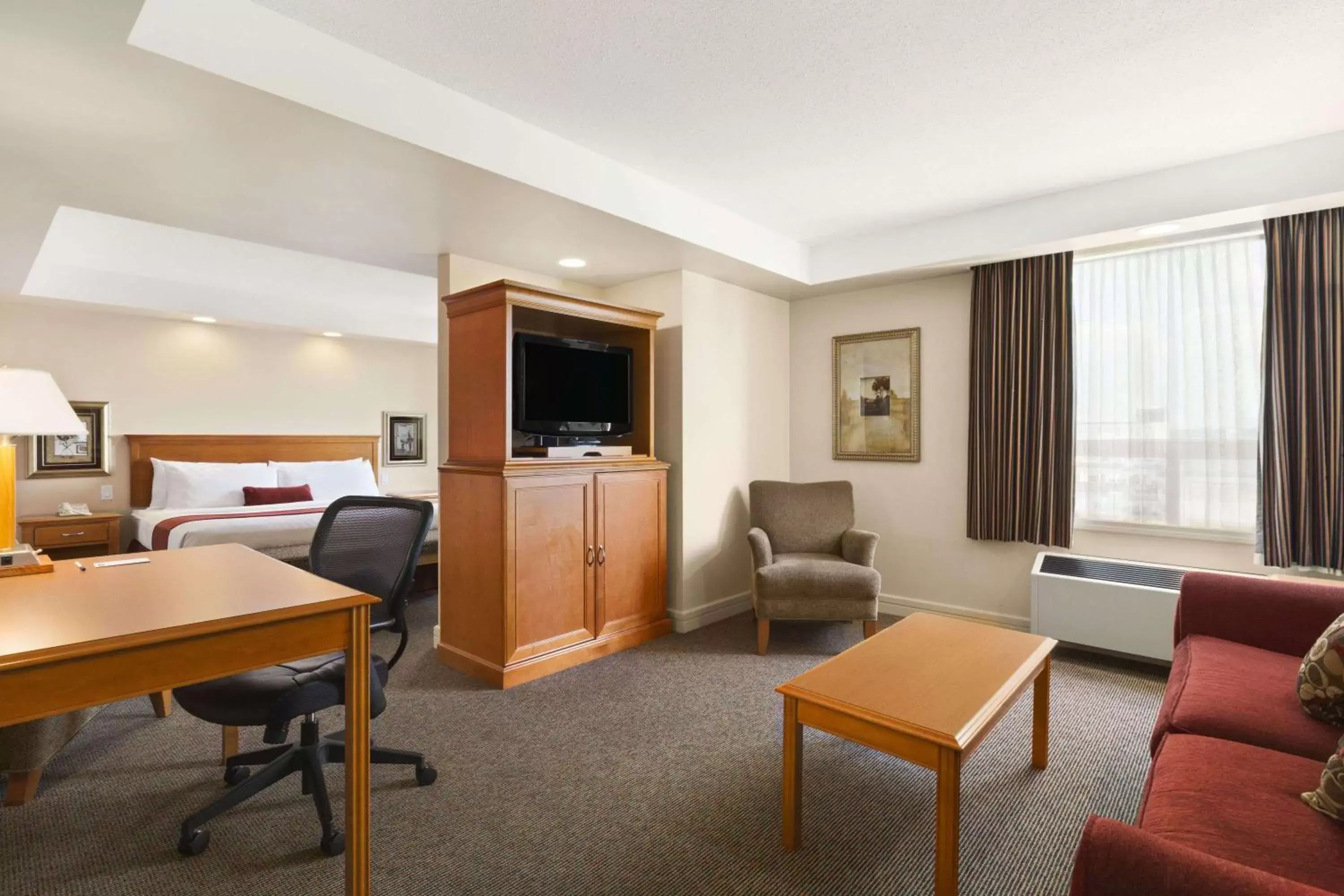 Photo of the whole room, Seating Area in Travelodge by Wyndham Spruce Grove