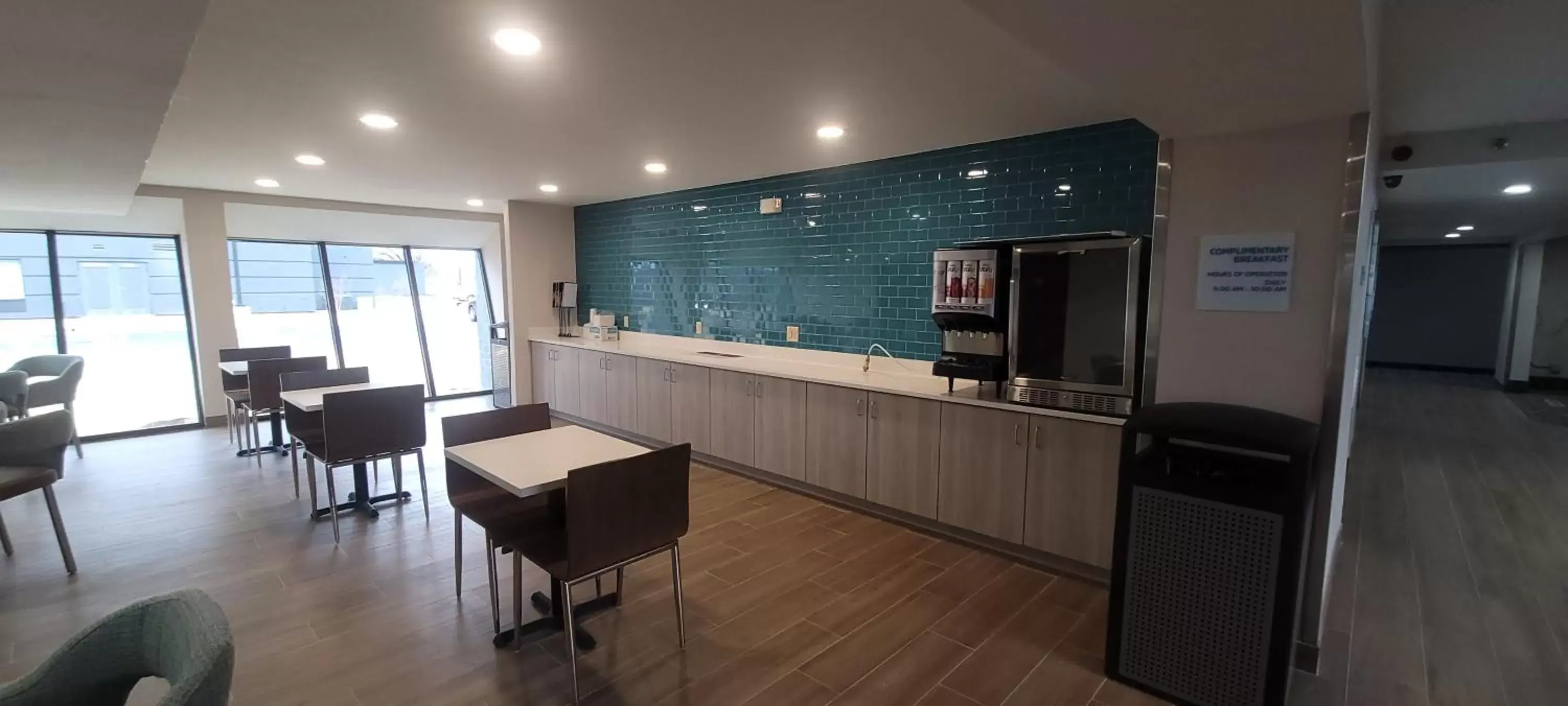 Dining area, Kitchen/Kitchenette in Clarion Pointe OKC Airport