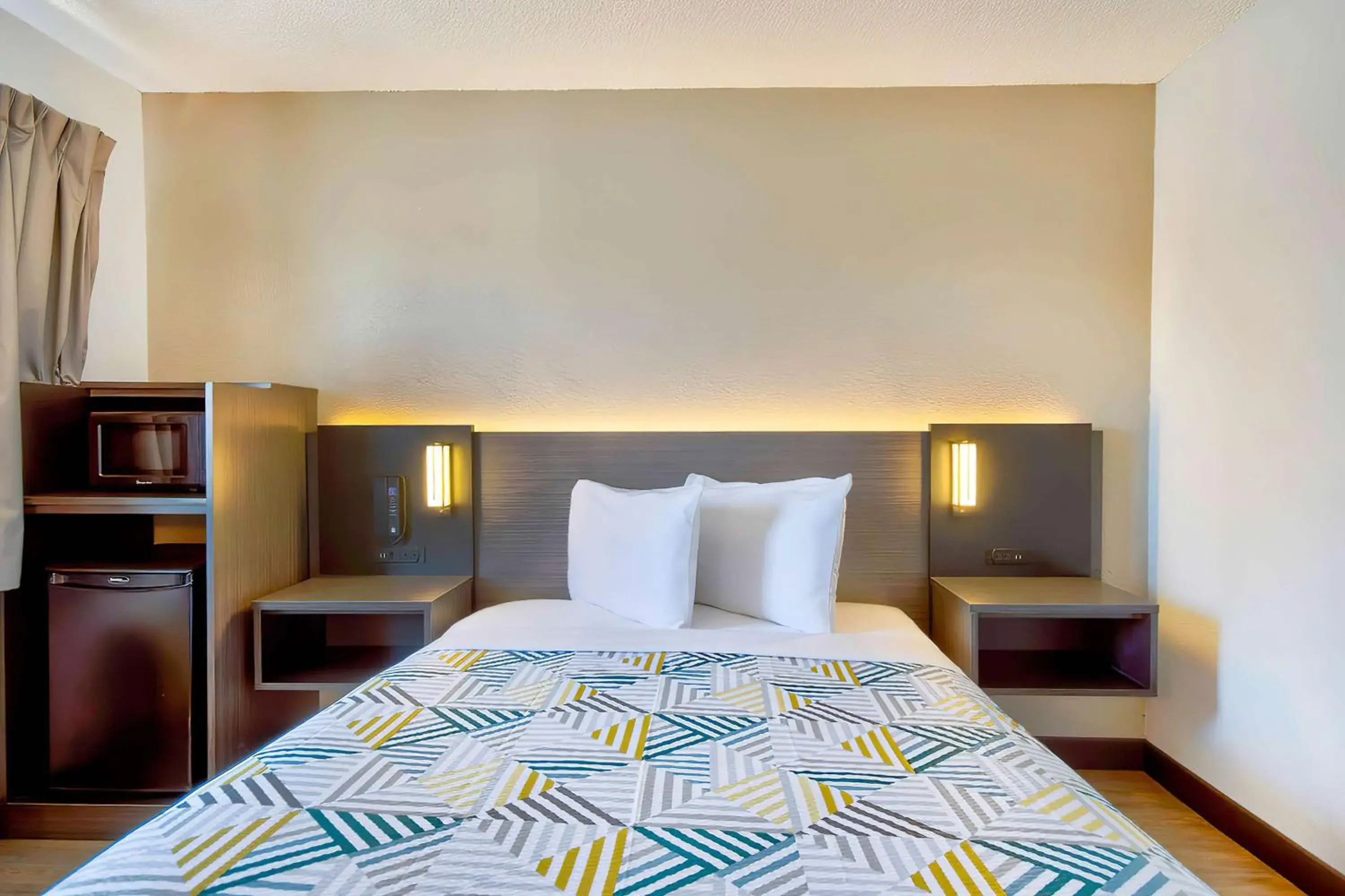 Bedroom, Bed in Motel 6-Vallejo, CA - Six Flags West