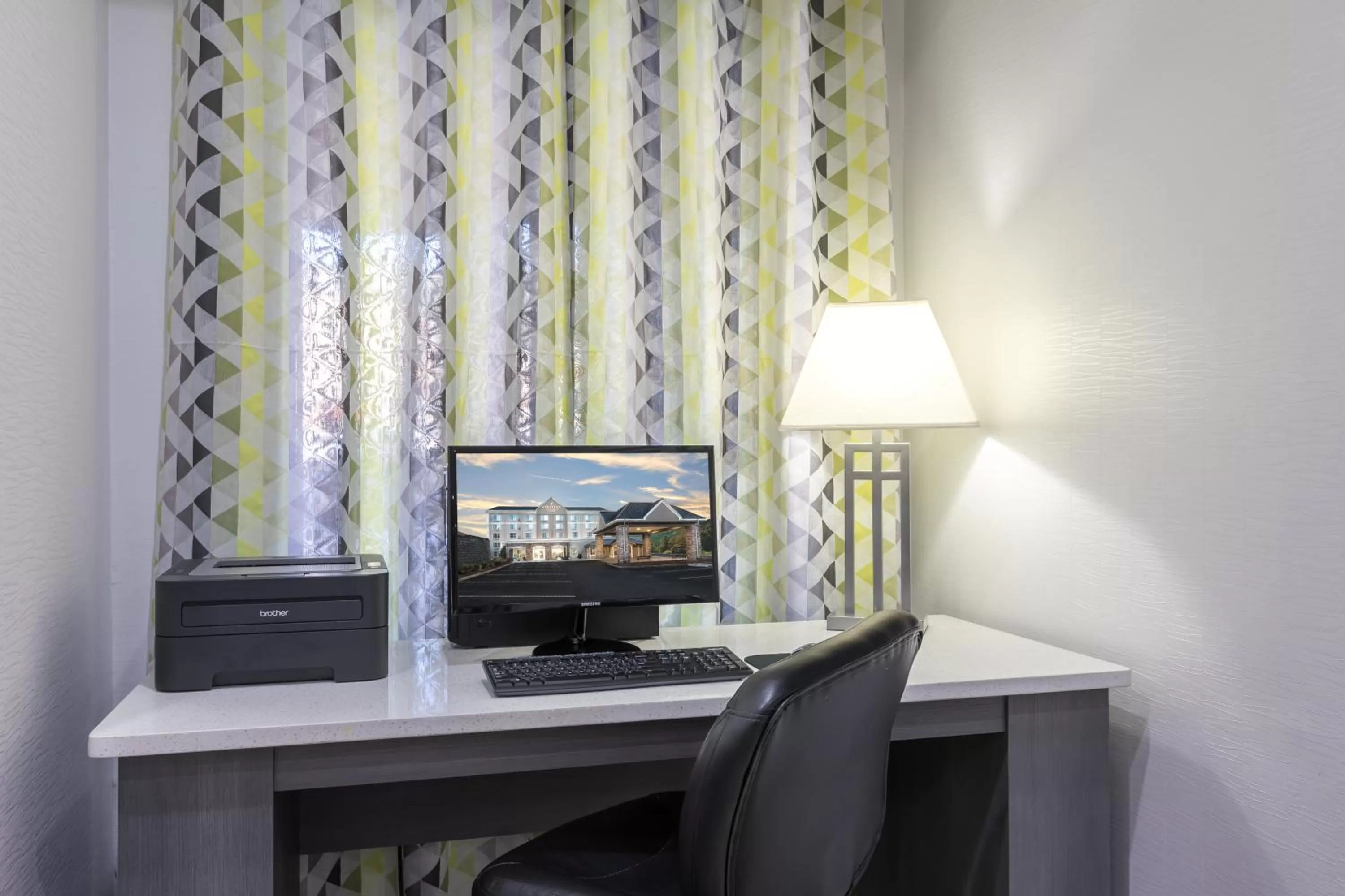 Area and facilities in Country Inn & Suites by Radisson Asheville Downtown Tunnel Road