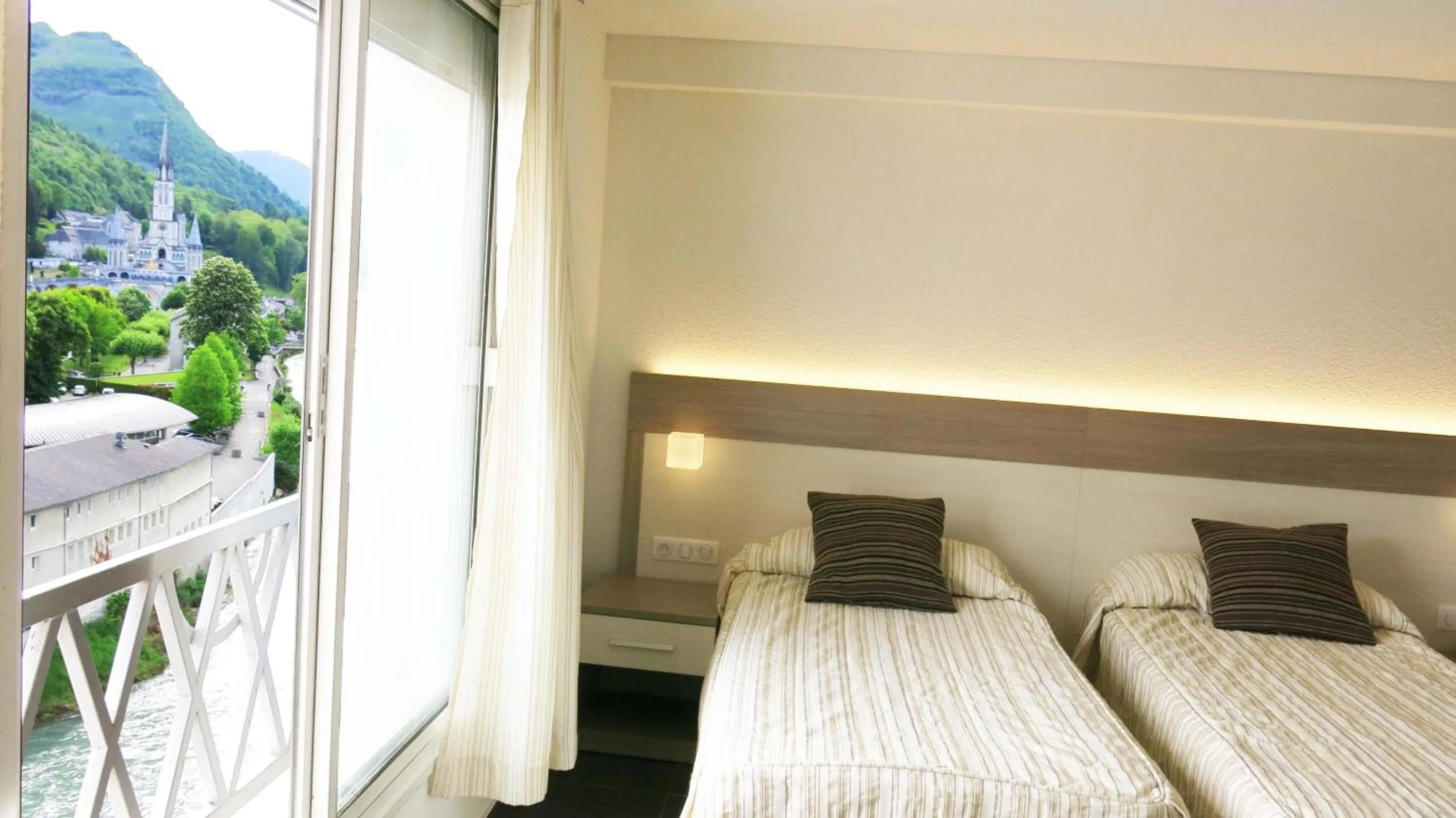 Bedroom, Bed in Hôtel La Source