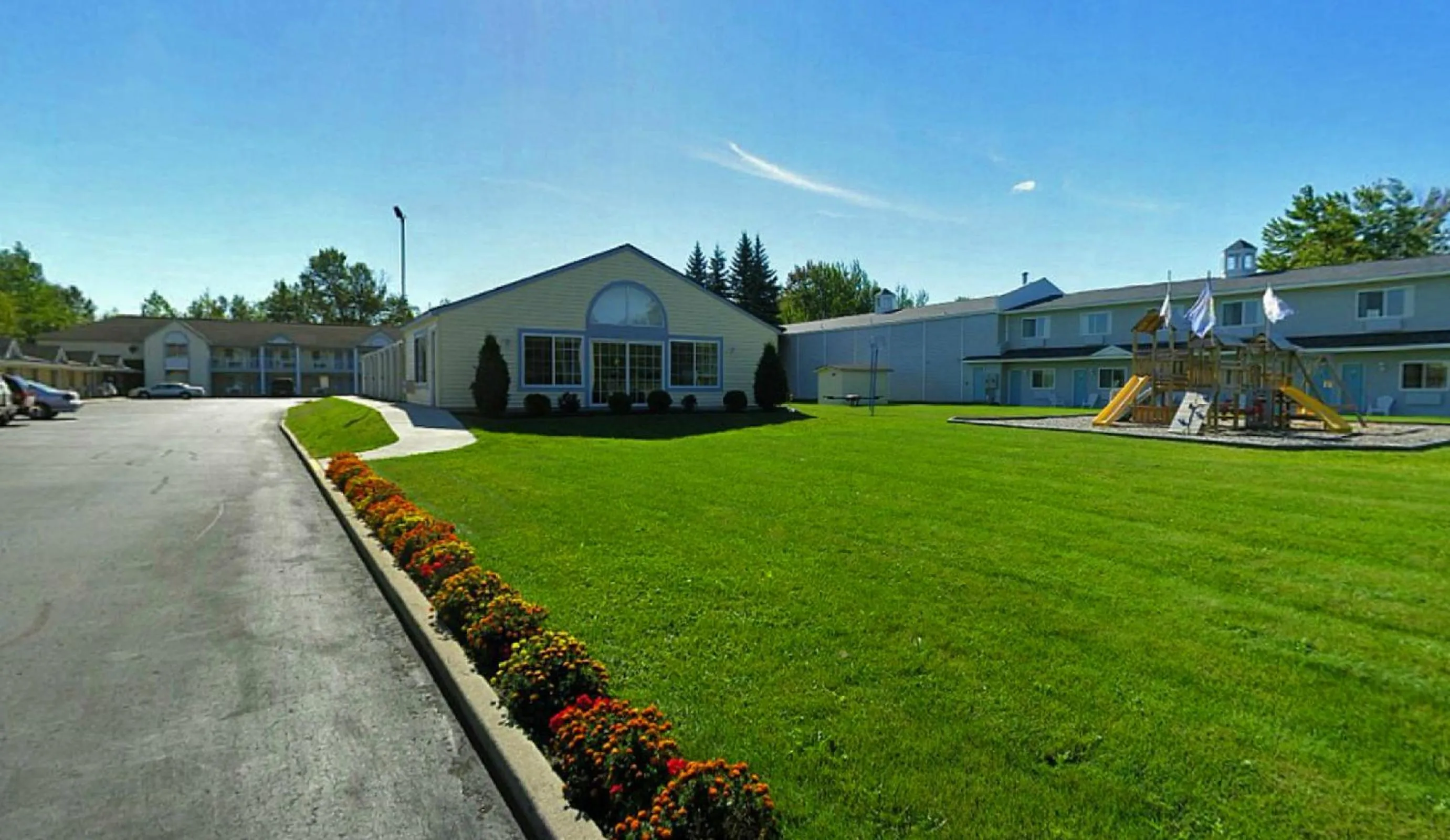 Facade/entrance in Thunderbird Inn of Mackinaw City