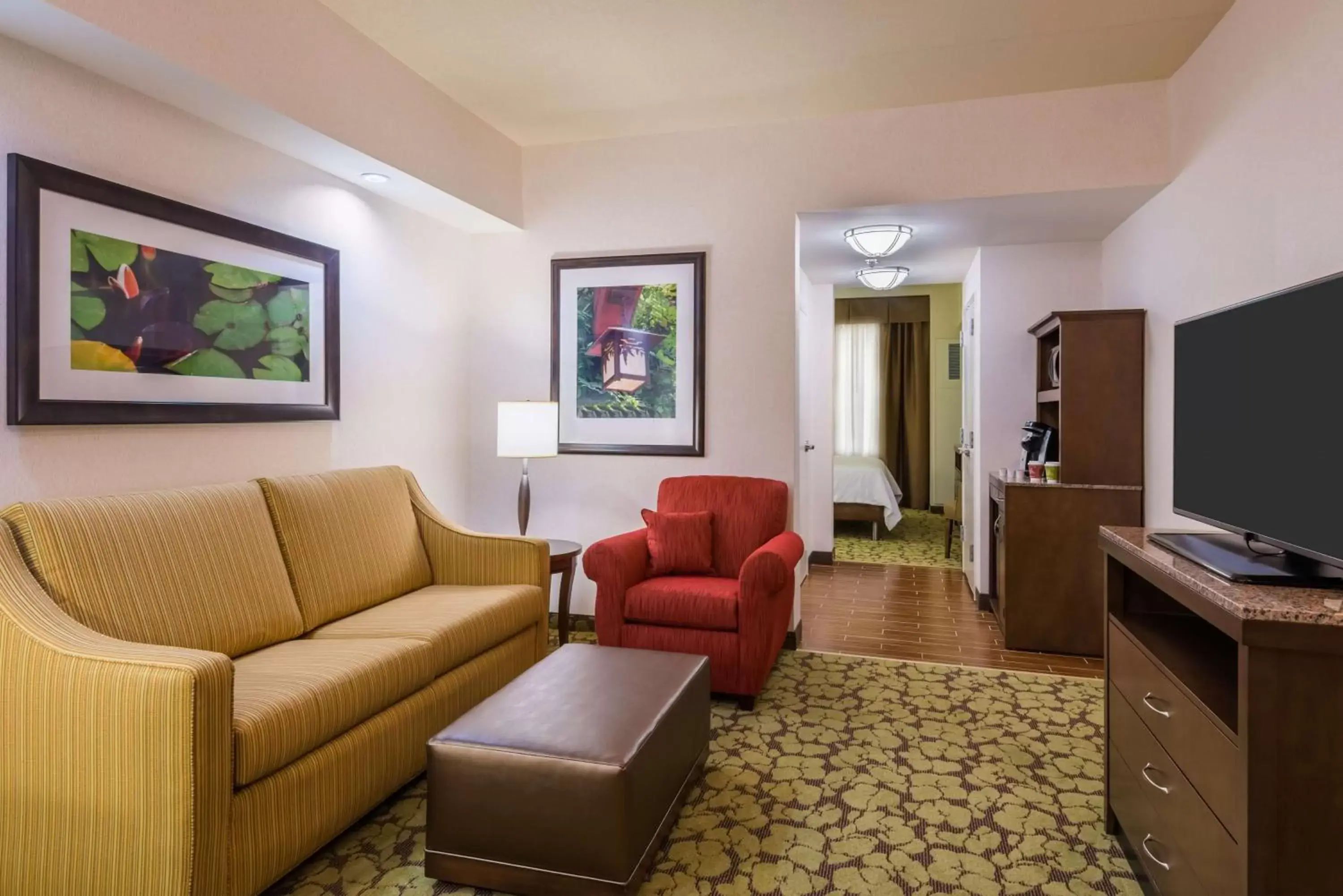 Living room, Seating Area in Hilton Garden Inn Wayne