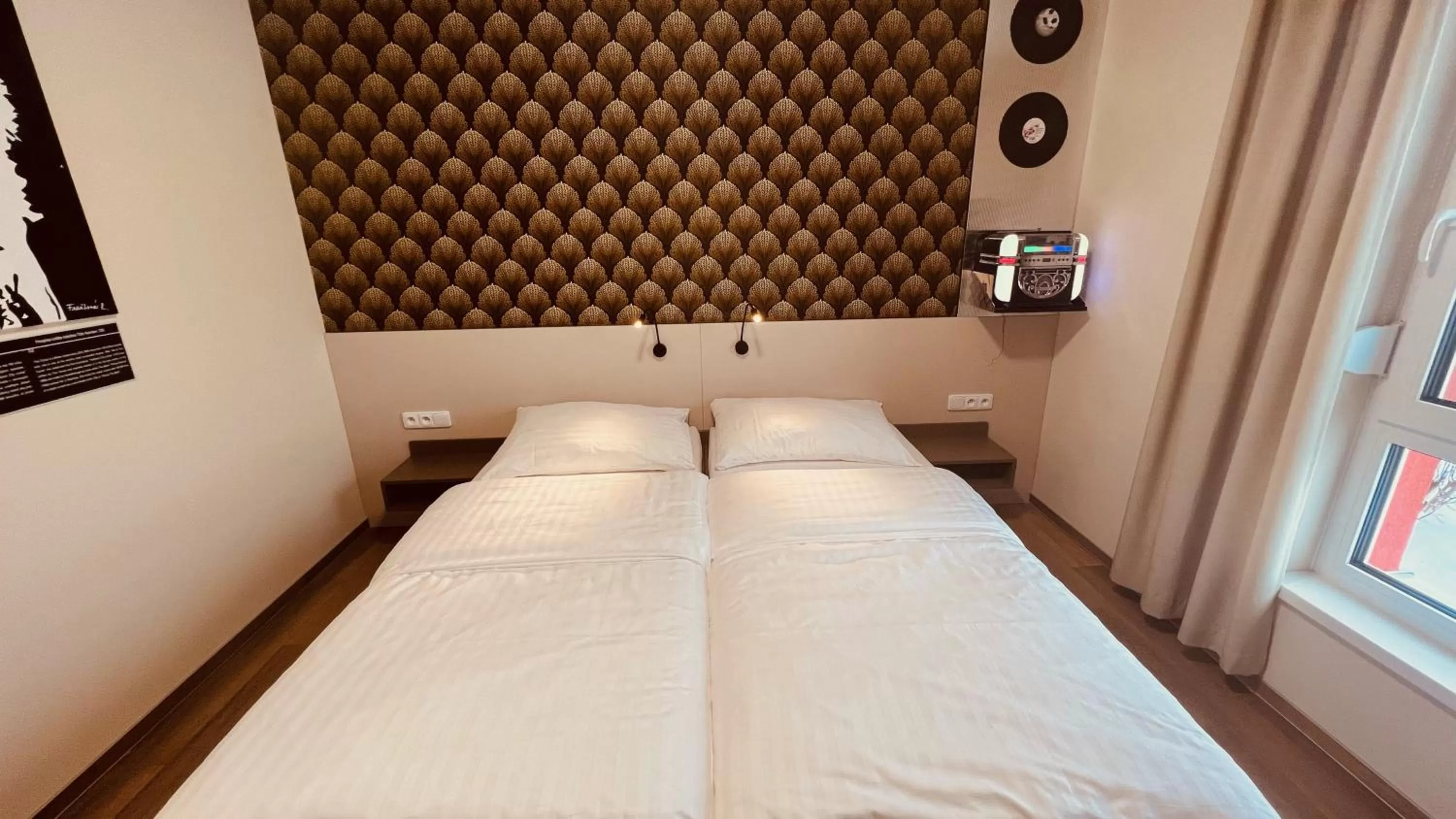 Bed in Jukebox Hotel