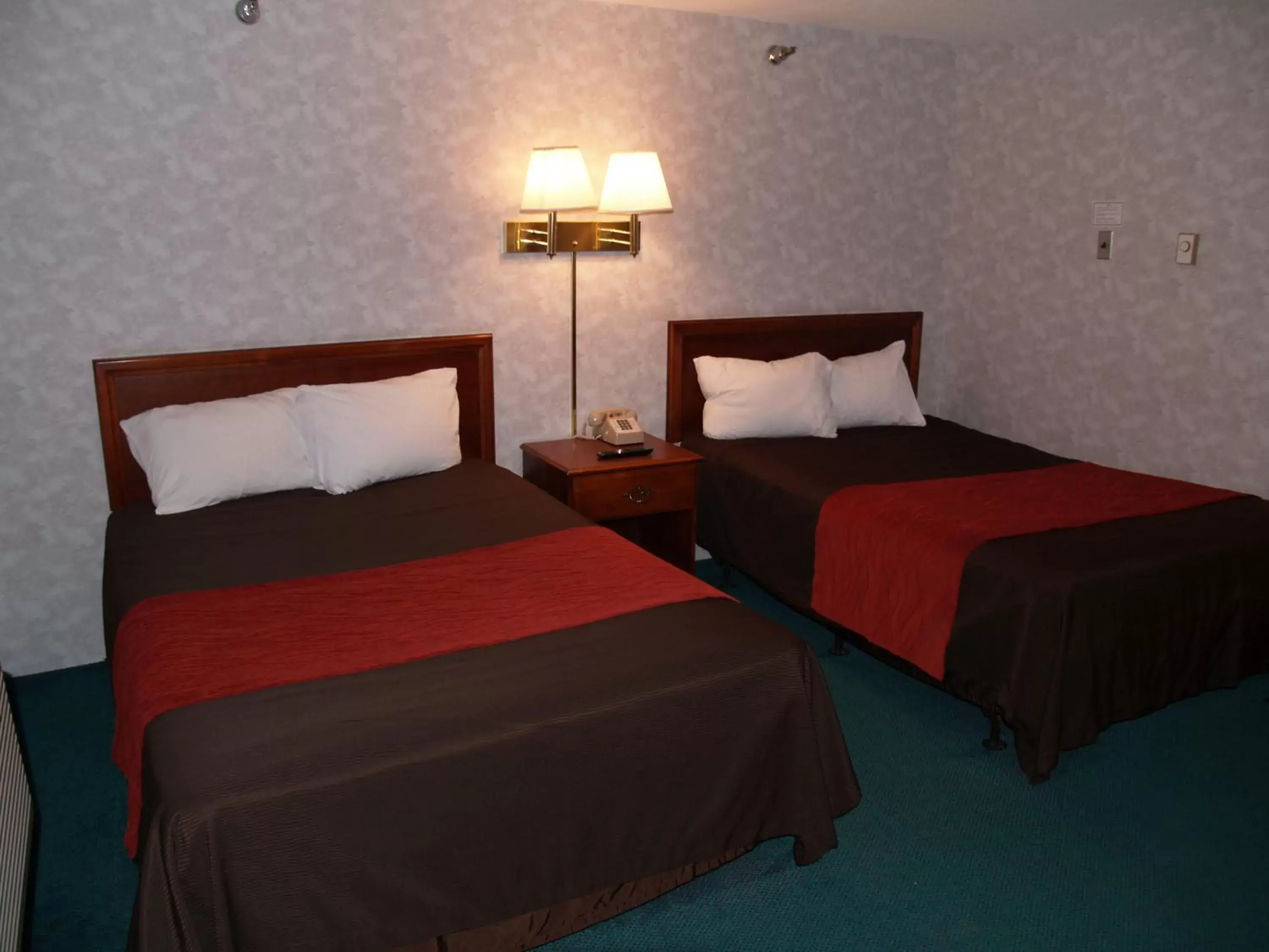 Bed in Bangor Inn & Suites Bed in Bangor Inn & Suites
