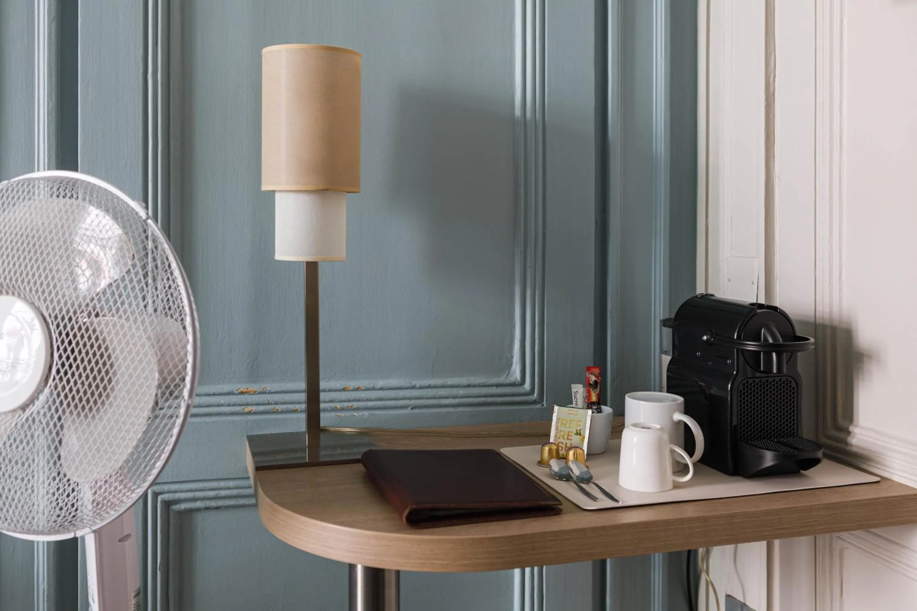 Coffee/tea facilities in Hôtel du Dauphin