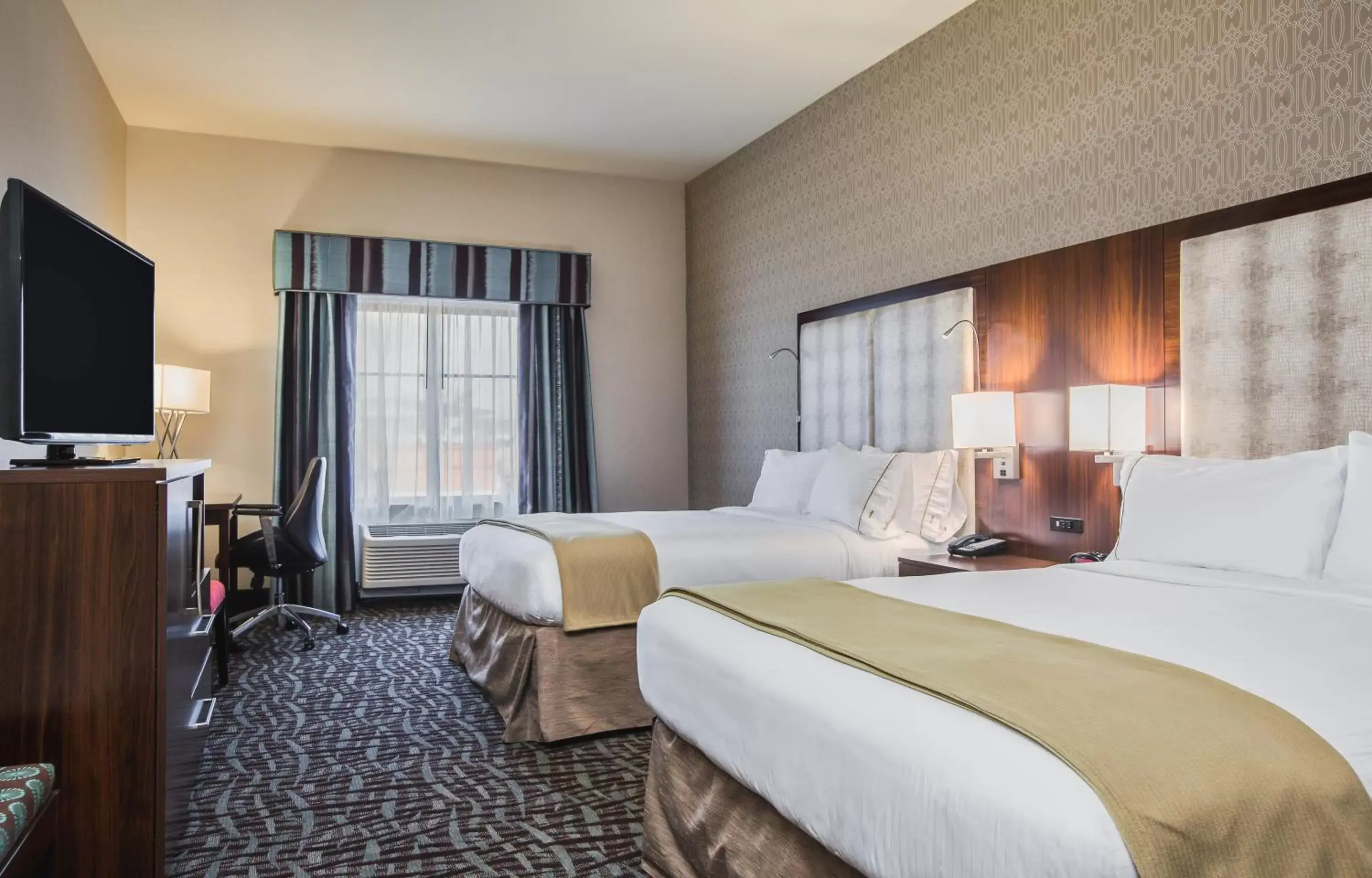 TV and multimedia, Bed in Holiday Inn Express & Suites Eureka, an IHG Hotel