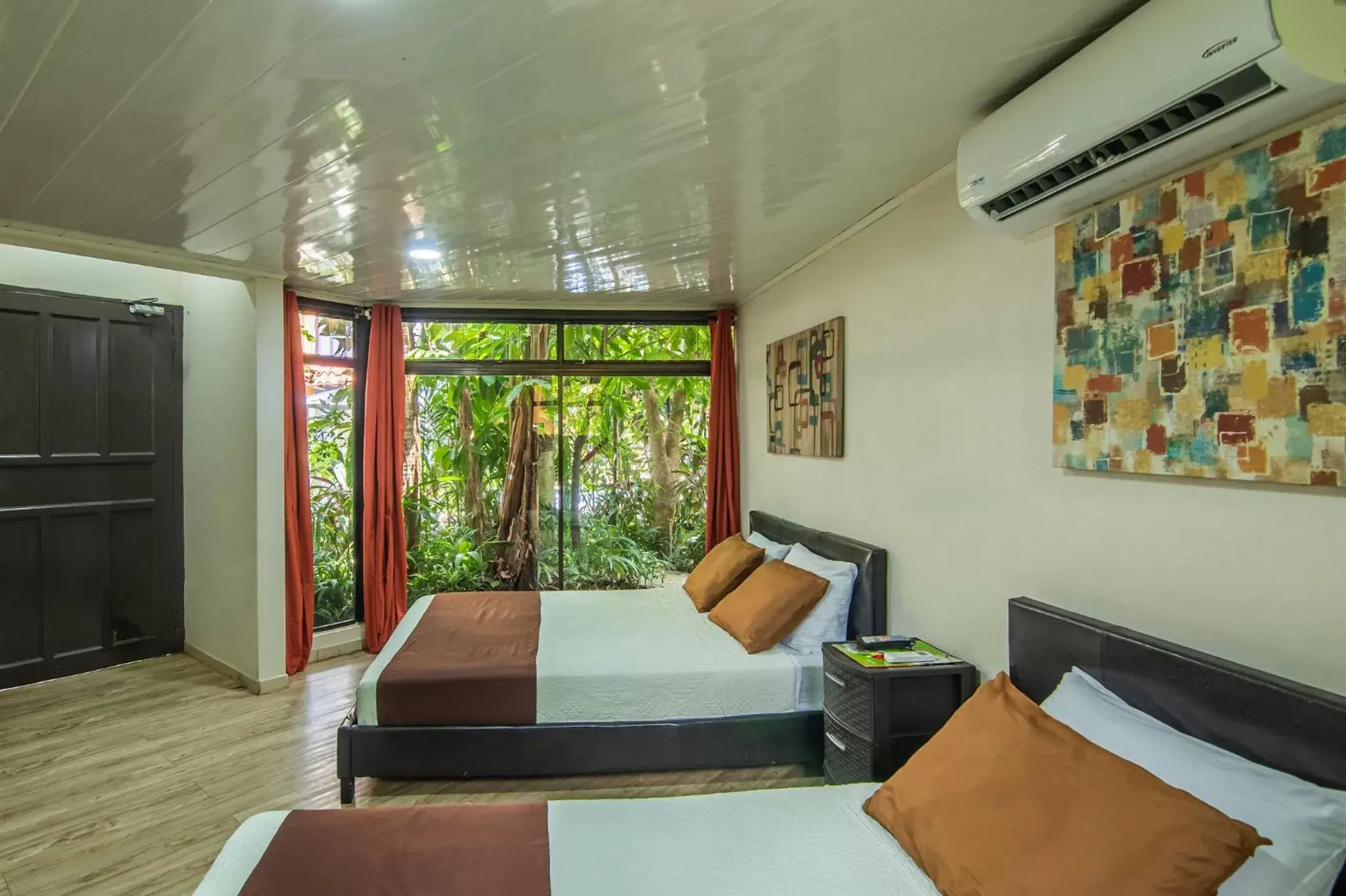 Double Room with extra bed - pet friendly in Jaco Lodge Quiet Place