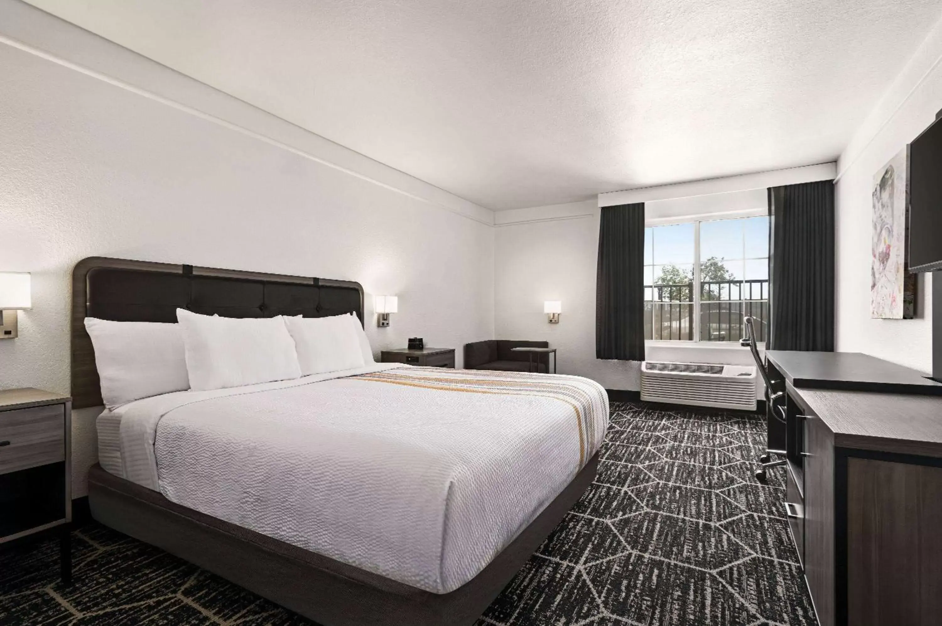 Photo of the whole room, Bed in La Quinta Inn & Suites by Wyndham Hesperia Victorville
